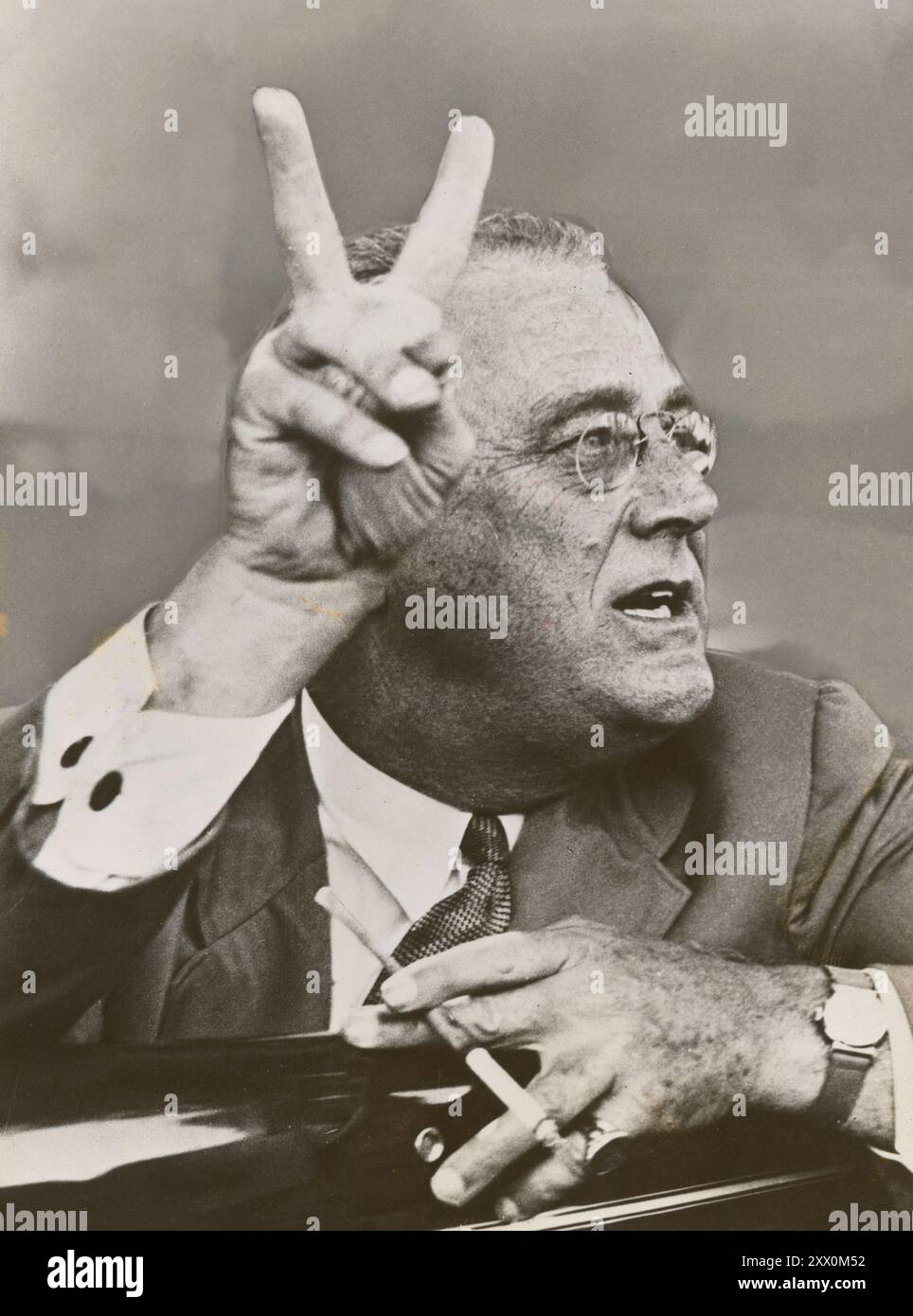 Präsident Franklin D. Roosevelt gab 1937 unwissentlich das, was vier Jahre später das Siegessymbol der Vereinten Nationen werden sollte. Stockfoto