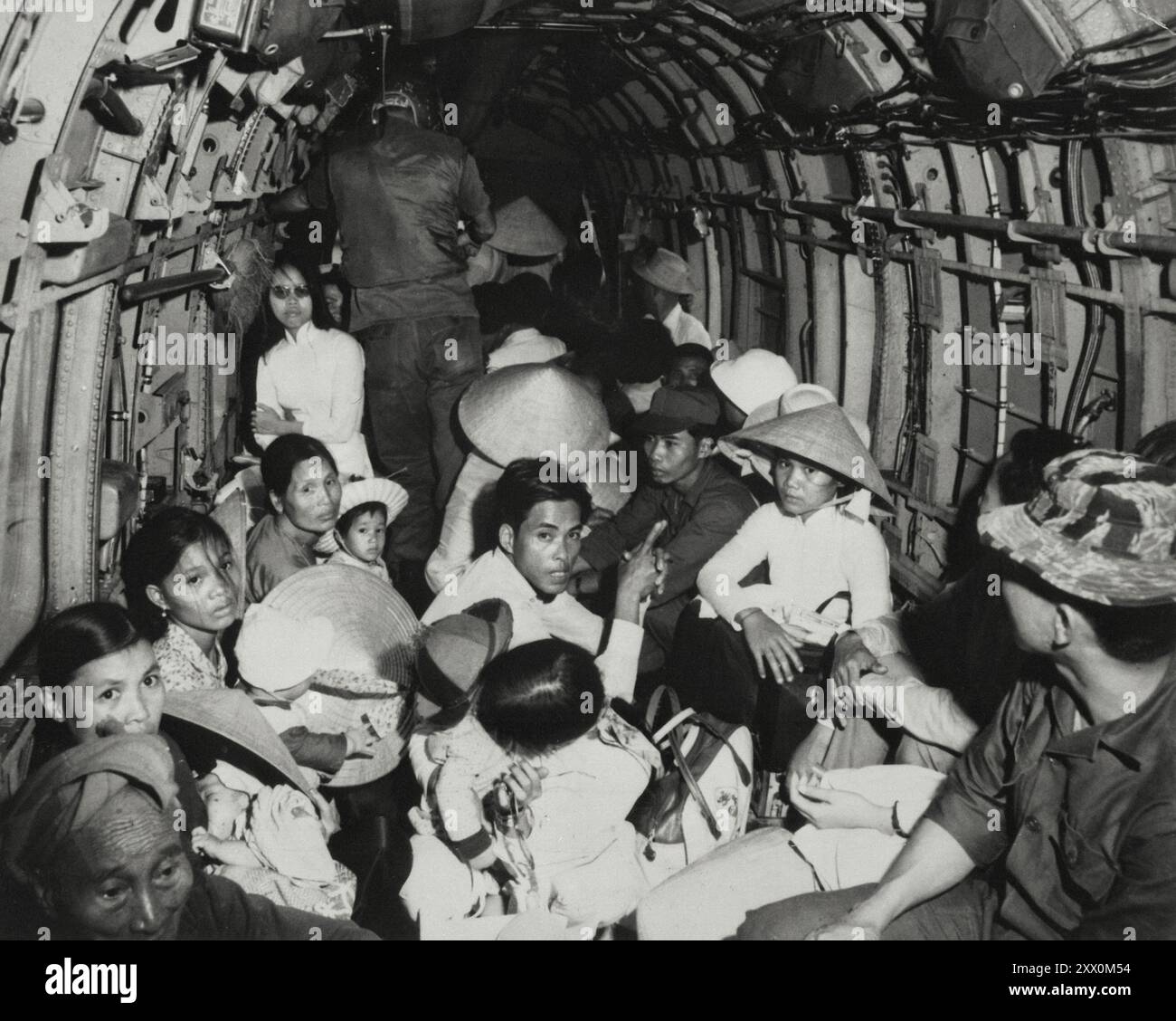 Verblüfft von der bösartigen Attacke auf das Dorf Vietnam fahren Kriegsflüchtlinge mit einem Hubschrauber der Luftwaffe in ein sicheres Gebiet in der Nähe von Saigon. März 1966 Stockfoto