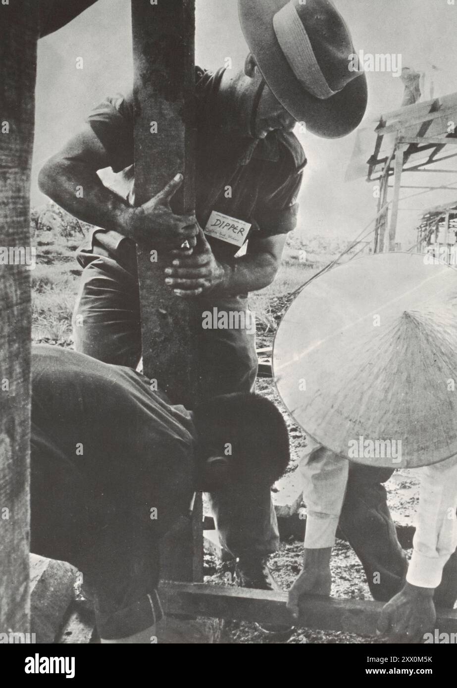 Vietnamkrieg. Der Gemeinsame Kampf: Asiatische Streitkräfte Unterstützen Südvietnamesische Truppen. Australischer Soldat hilft beim Bau von Flüchtlingshäusern. Ca. 1965-1973 Stockfoto