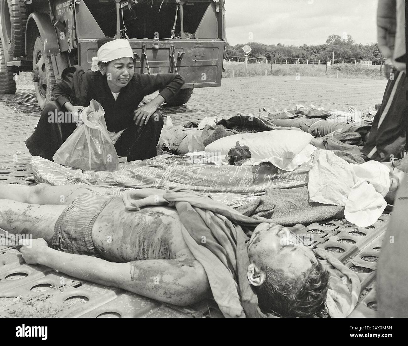 Eine vietnamesische Frau weint über die Leiche ihres Mannes, eines der Opfer der vietnamesischen Armee im Krieg mit dem Viet Cong in Südvietnam. 1965 Stockfoto