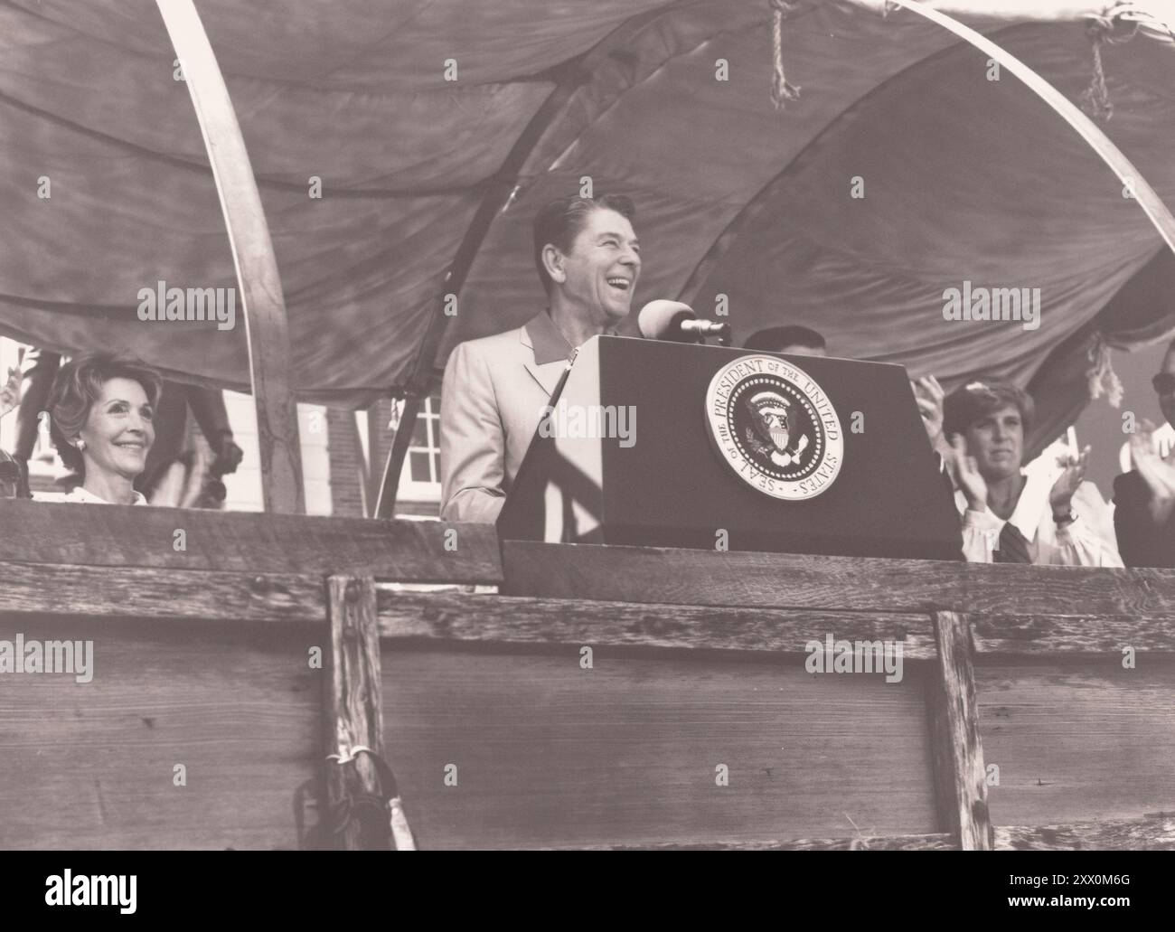 Präsident Ronald Reagan spricht bei der Feier der Santa-Cali-Gon Days in Independence, Missouri, während First Lady Nancy Reagan (links) zusieht. September 1985 Stockfoto