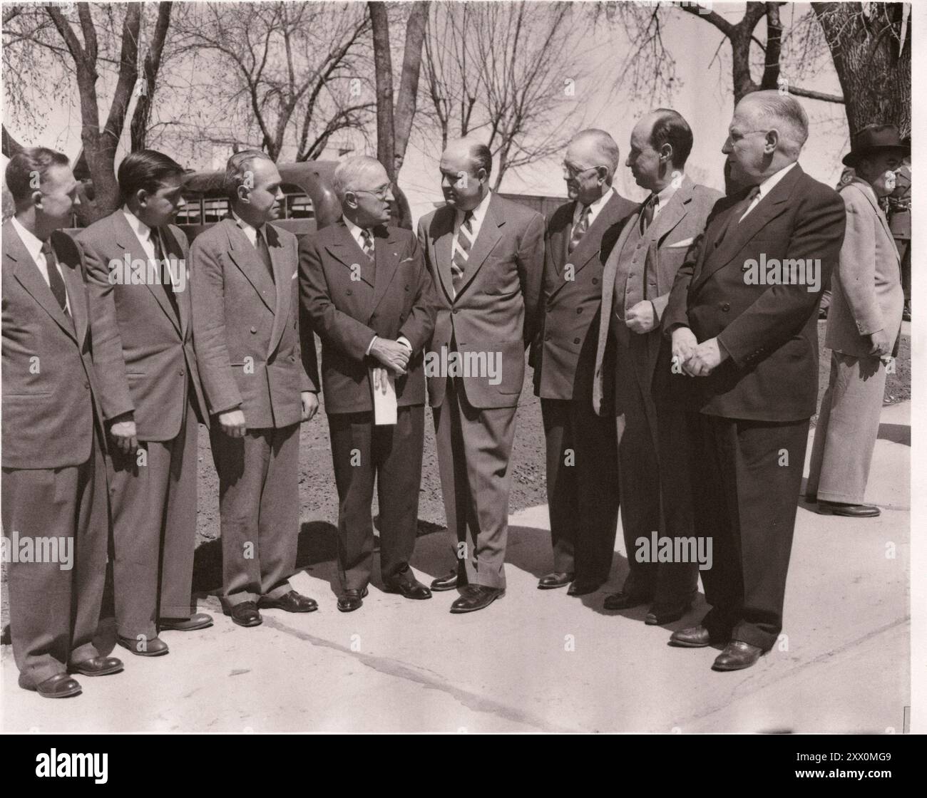Präsident Harry S. Truman ist in Omaha, Nebraska, um sich mit Gouverneuren der staaten des Mittleren Westens zu treffen, um die Hochwasserbedingungen im Zusammenhang mit dem Missouri River und dem Mississippi River zu besprechen. Von links nach rechts: Sigurd Anderson, South Dakota; Elmer Anderson, Minnesota; Walter Kohler, Wisconsin; Präsident Truman; Val Peterson, Nebraska; Norman Brunsdale, North Dakota, Adlai Stevenson (Illinois) und William Beardsley (Iowa). April 1952 Stockfoto