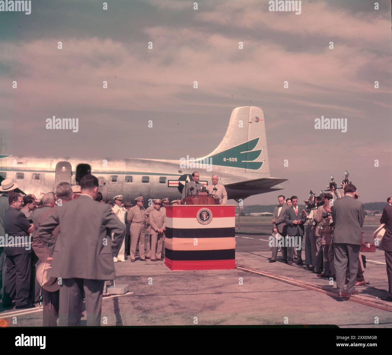 Präsident Harry S. Truman und Präsident Romulo Gallegos aus Venezuela sprechen am 1. Juli 1948 vor der am National Airport versammelten Menschenmenge, um den Präsidenten zu begrüßen. Stockfoto