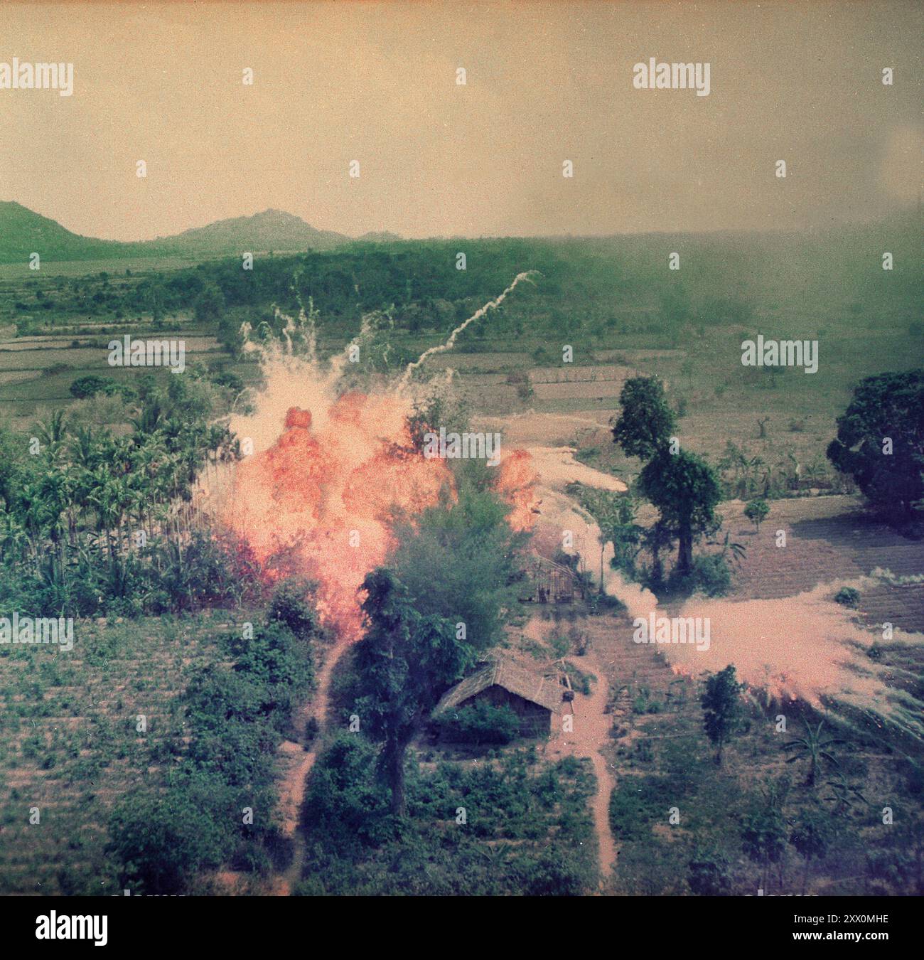 Vietnamkrieg. Napalm-Bomben explodieren auf vietnamesischen Strukturen südlich von Saigon. 1965 Stockfoto