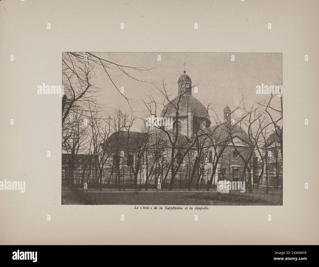 Archivfoto des Krankenhauses Pitié-Salpêtrière. Paris, Frankreich. 1925 Ein Blick auf die Kapelle des Krankenhauses, aus dem angrenzenden Wald. Die Kapelle wurde 1669 von Ludwig XIV. In Auftrag gegeben Stockfoto