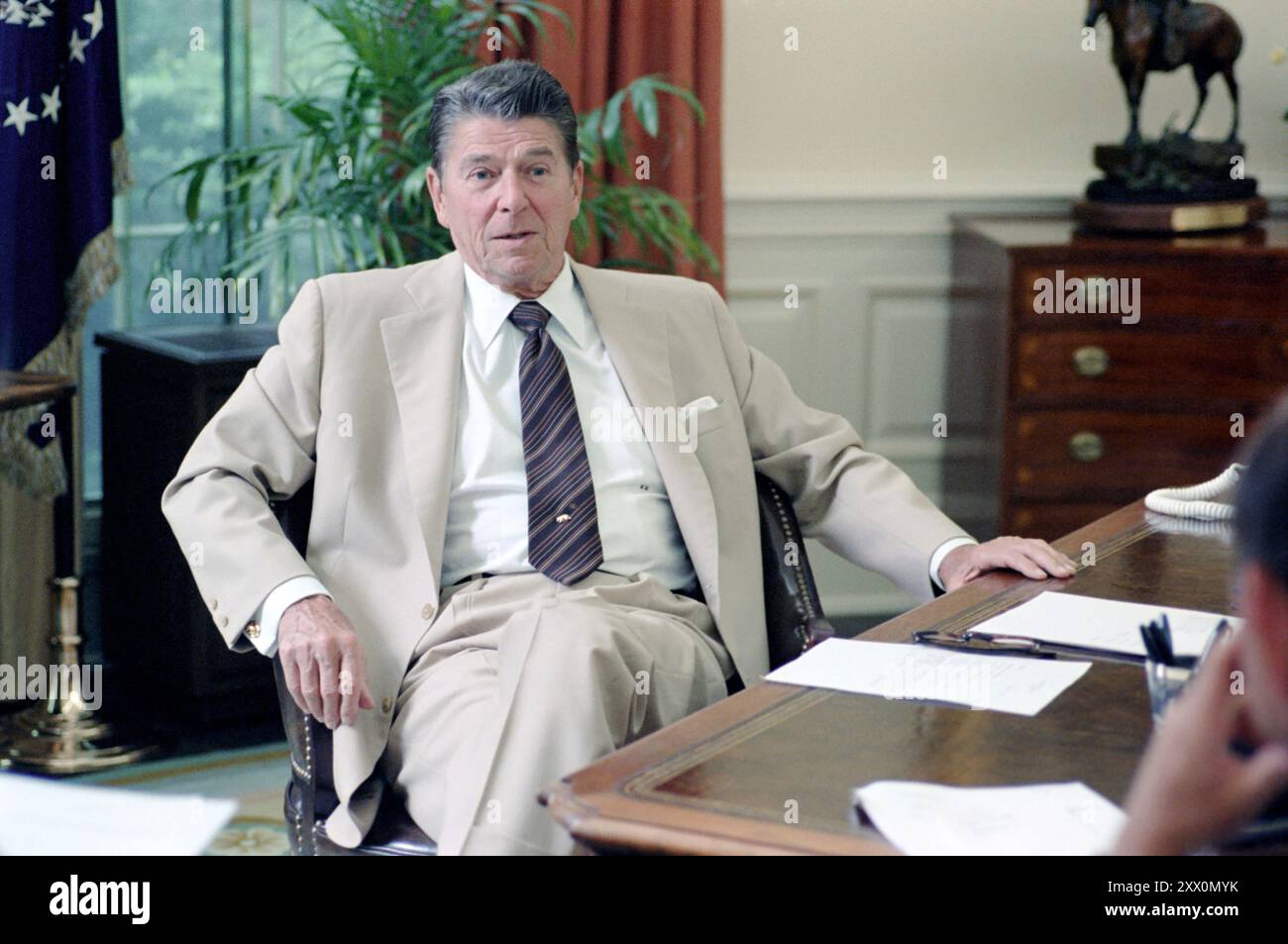 Präsident Reagan sitzt am Schreibtisch im Oval Office. September 1981 Stockfoto