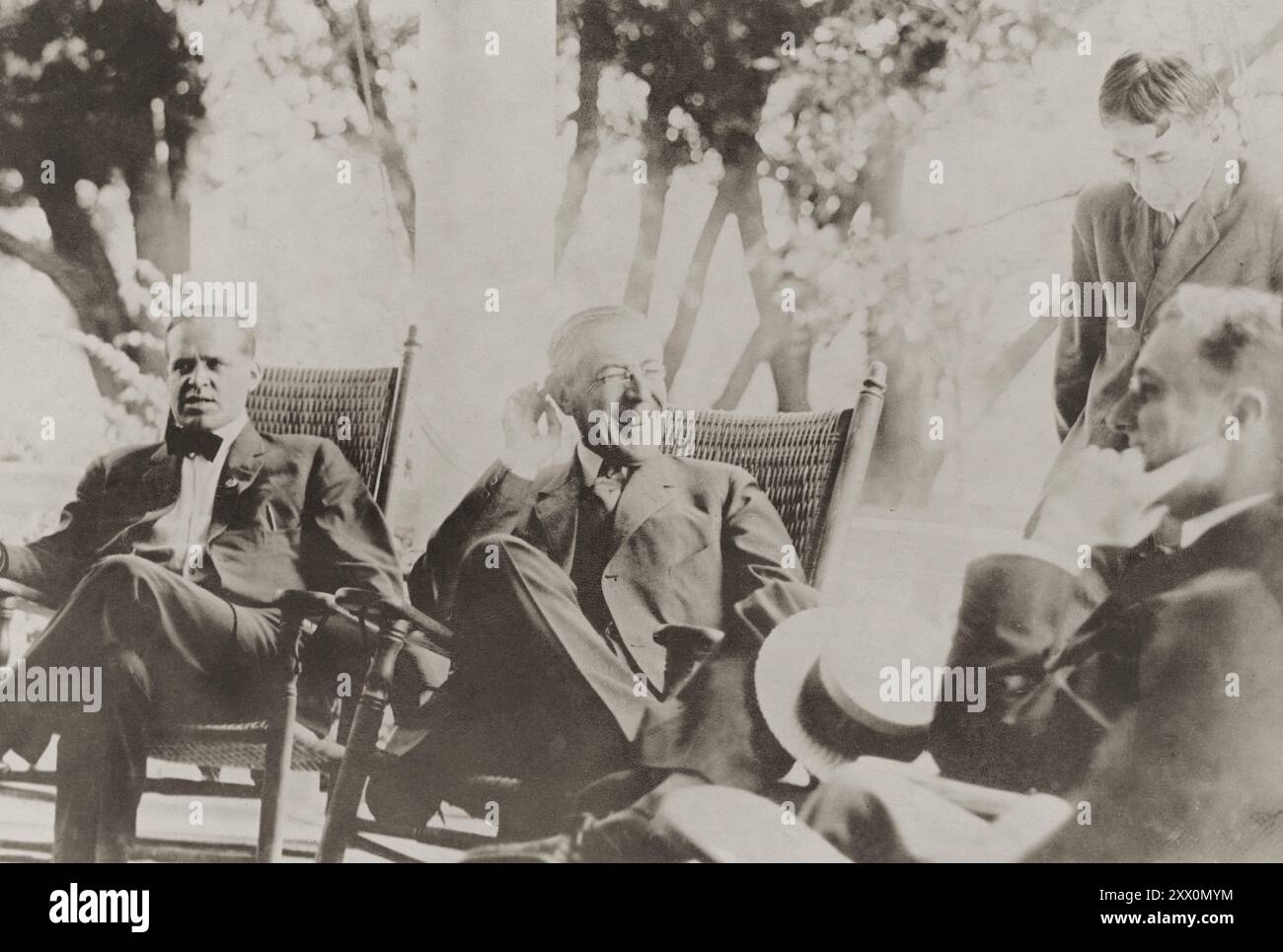 Stellvertretender Marineminister Franklin D. Roosevelt mit Präsident Woodrow Wilson. 1915 Stockfoto