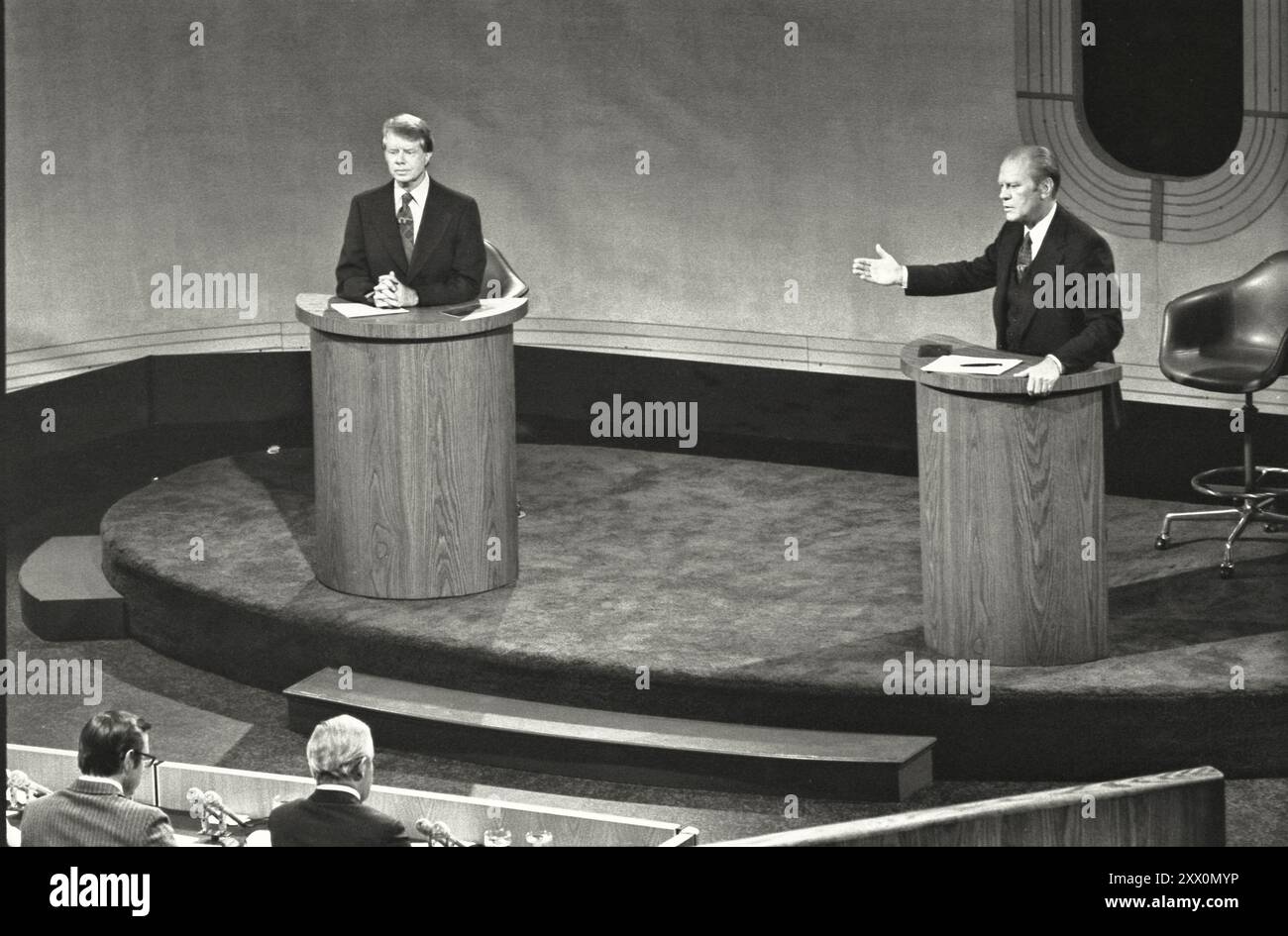 Präsident Gerald Ford und Jimmy Carter treffen sich im Walnut Street Theater in Philadelphia, um während der ersten der drei Ford-Carter-Debatten über die Innenpolitik zu diskutieren. USA. September 1976. Stockfoto