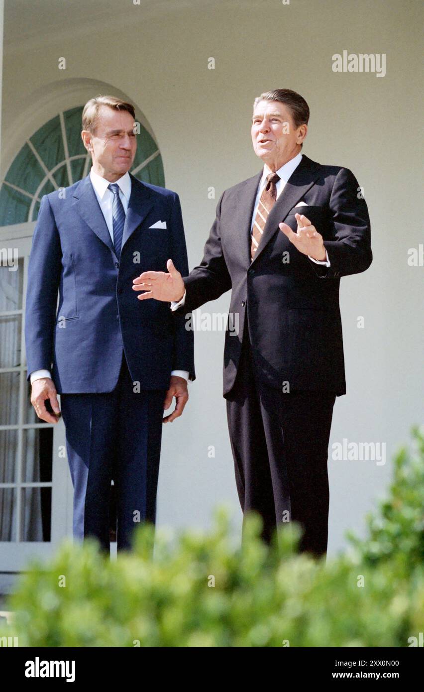 Präsident Reagan mit dem finnischen Präsidenten Mauno Koivisto im Rosengarten. September 1983 Stockfoto