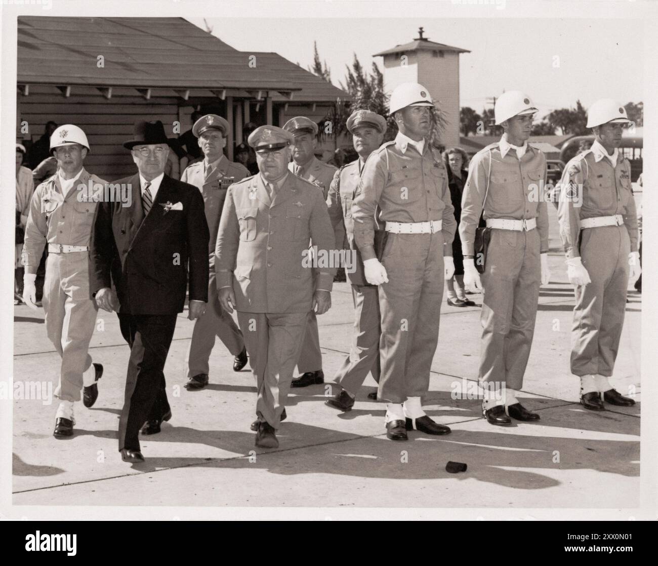 Präsident Harry S. Truman (vorne links) inspiziert die Orlando Air Force Base während eines Besuchs in Orlando, Florida. Ebenfalls anwesend ist der Air Force Aide General Robert Landry (sechster von links). März 1949. Stockfoto