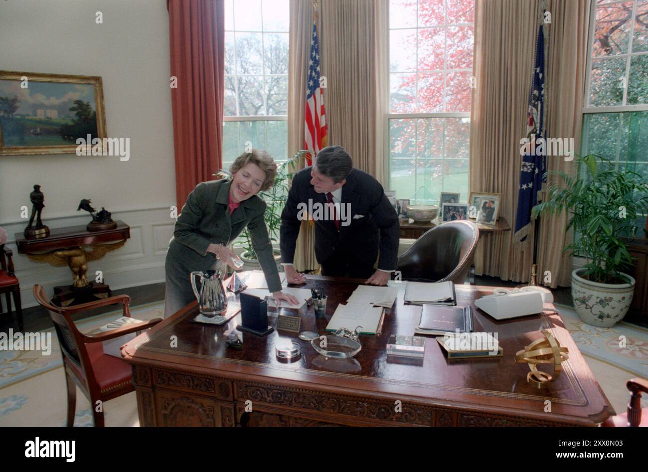 Präsident Reagan und Nancy Reagan im Oval Office. November 1981 Stockfoto