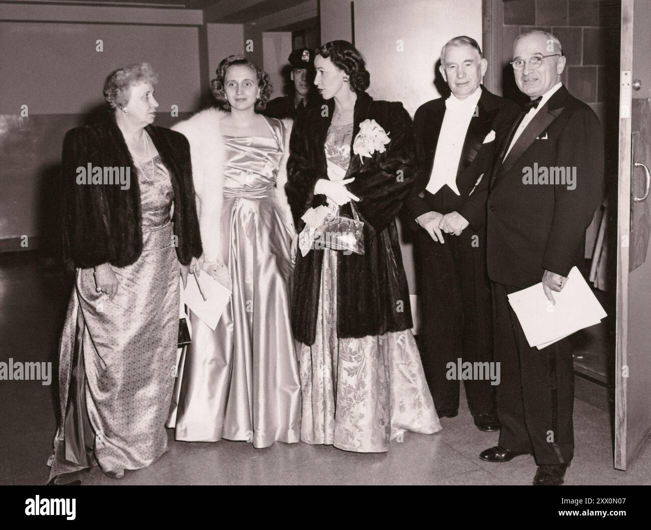 Von links nach rechts nehmen First Lady Bess Truman, Miss Margaret Truman, Mrs. Marian Frances Truitt (Tochter von Alben Barkley), Vizepräsident Alben Barkley und Präsident Harry S. Truman an der Eröffnungsgala in der National Guard Armory in Washington, D.C. am 19. Januar 1949 Teil Stockfoto