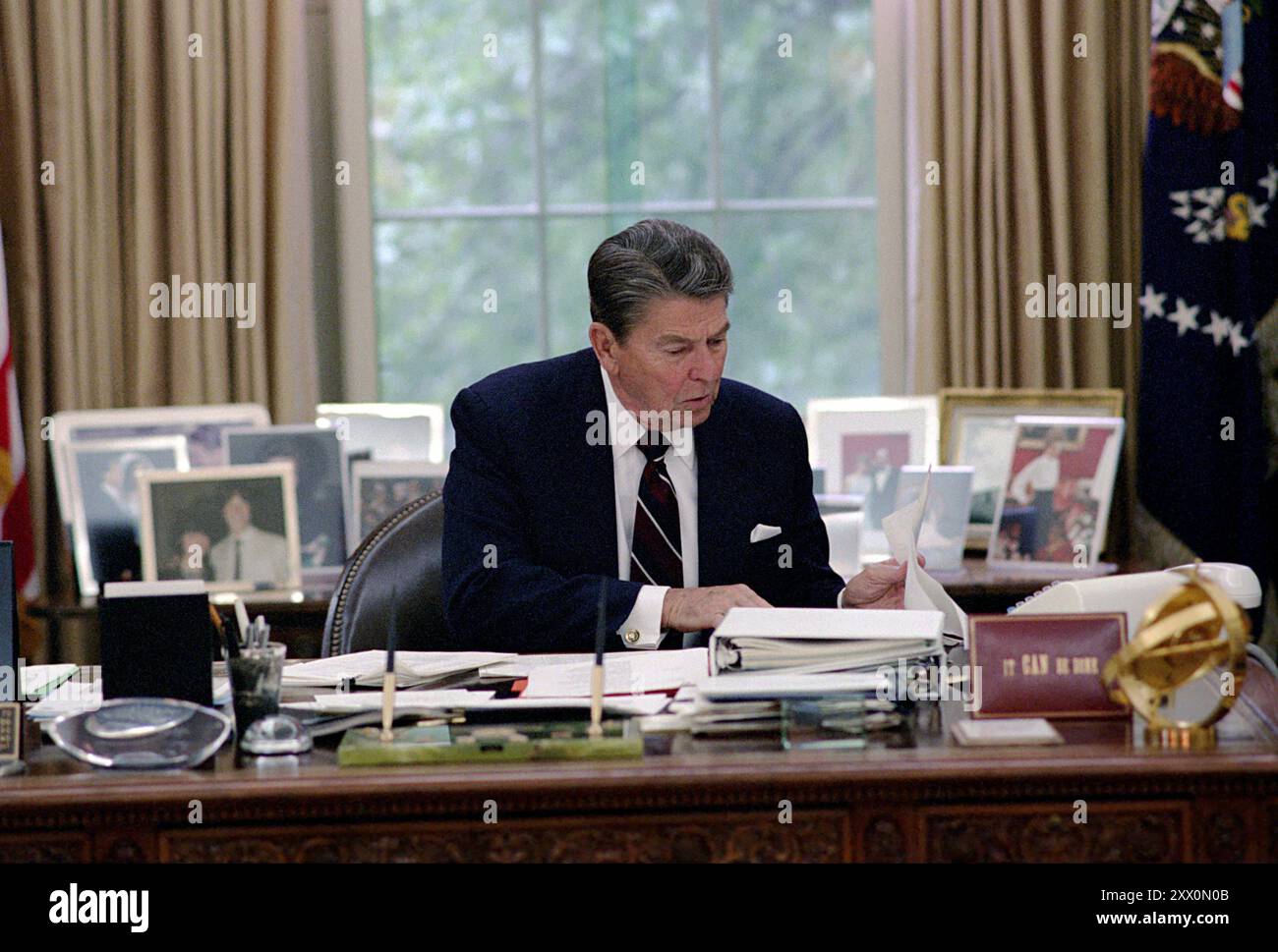 Präsident Reagan arbeitet im Oval Office. 31. Mai 1985 Stockfoto