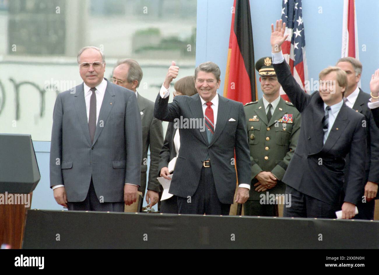 Präsident Reagan an an der Berliner Mauer Brandenburger Tor West-Berlin. Juni 1987 Stockfoto