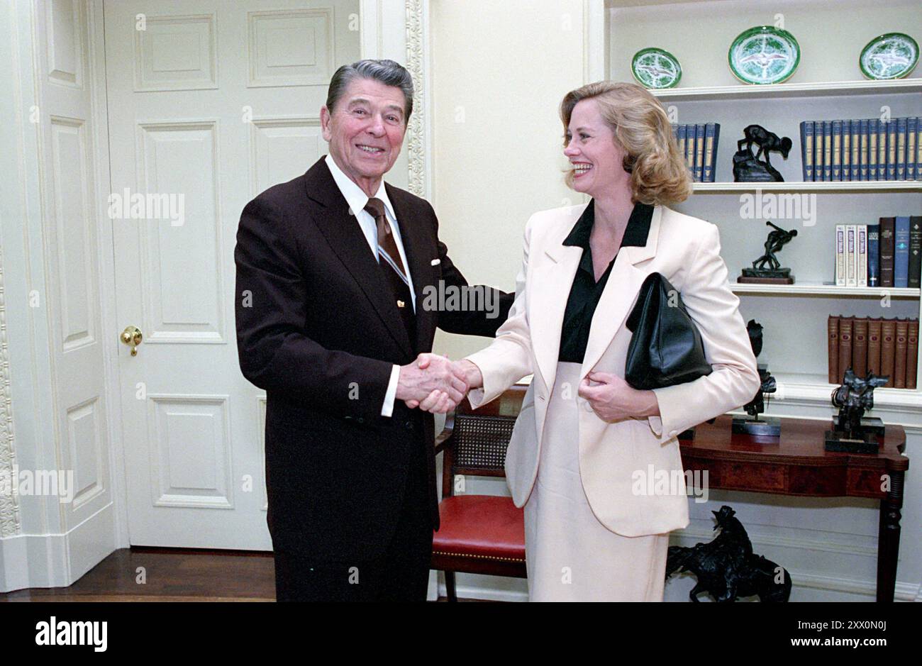 Präsident Reagan begrüßt die Schauspielerin Cybill Shepherd im Oval-Amt. Juni 1988 Stockfoto