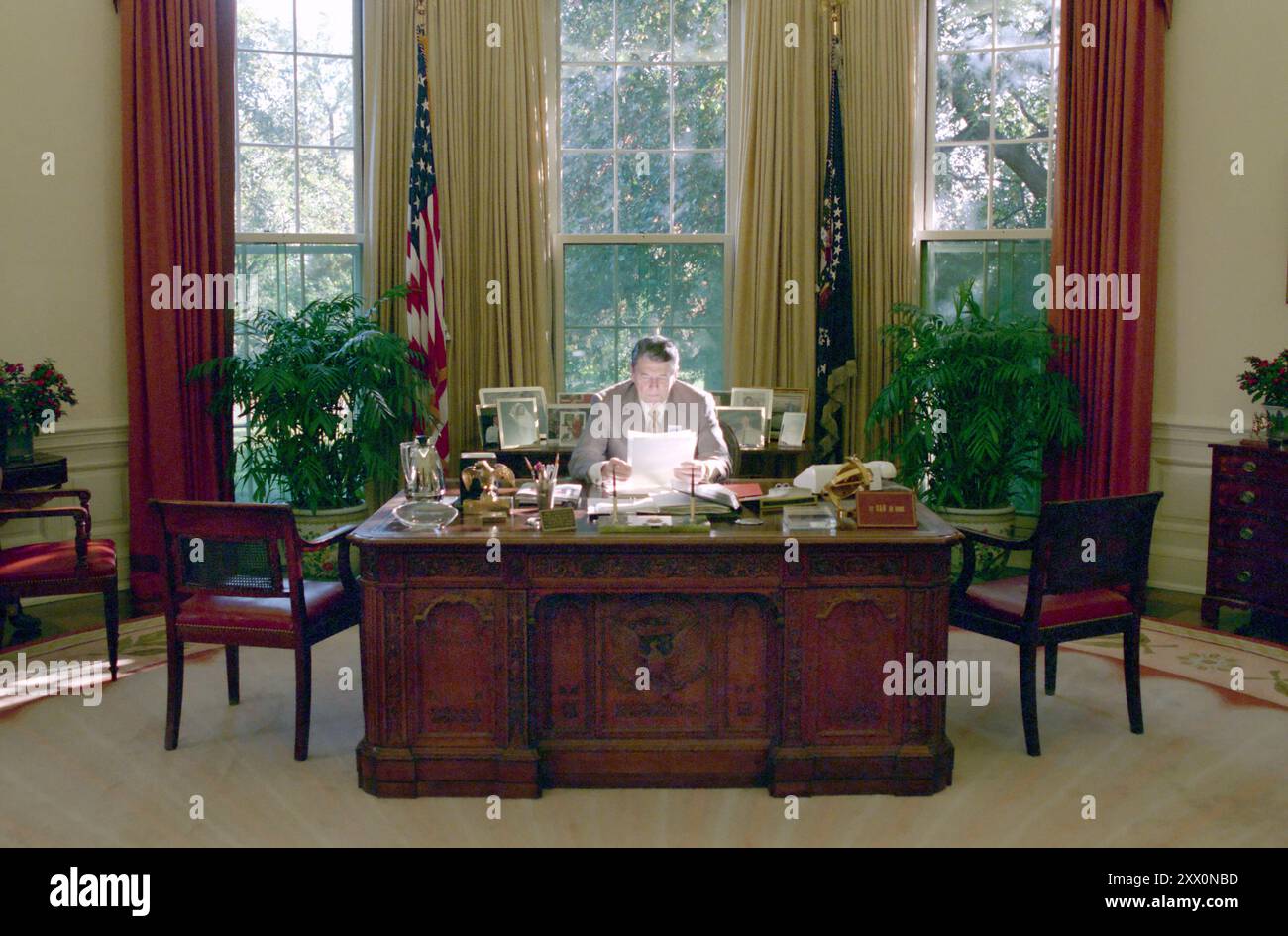 Präsident Reagan arbeitet im Oval Office. Oktober 1988 Stockfoto