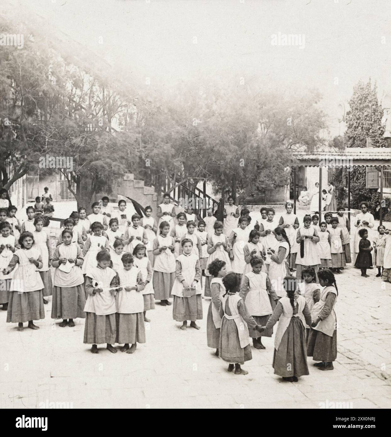 Das Leben in Palästina im frühen 20. Jahrhundert. Archivfoto von Kindern der Stadt, in der Christus ein Kind war; Waisenkinderschule in Nazareth. Das Historische Palästina. Osmanisches Reich. 1900-1910 Stockfoto