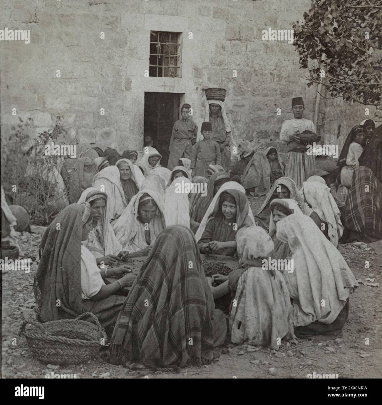 Das Leben in Palästina im frühen 20. Jahrhundert. Frauen sortieren Rosinen Ramallah. Das Historische Palästina. Osmanisches Reich. Dezember 1905 Stockfoto