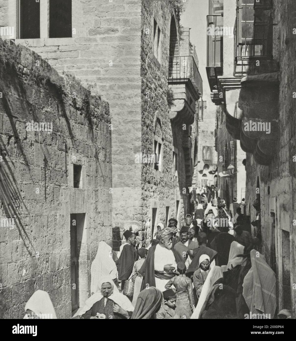 Das Leben in Palästina im frühen 20. Jahrhundert. Eine Straße in Bethlehem, die typische Kopfbedeckung von Bethlehem-Frauen zeigt. Das Historische Palästina. 1919 Stockfoto