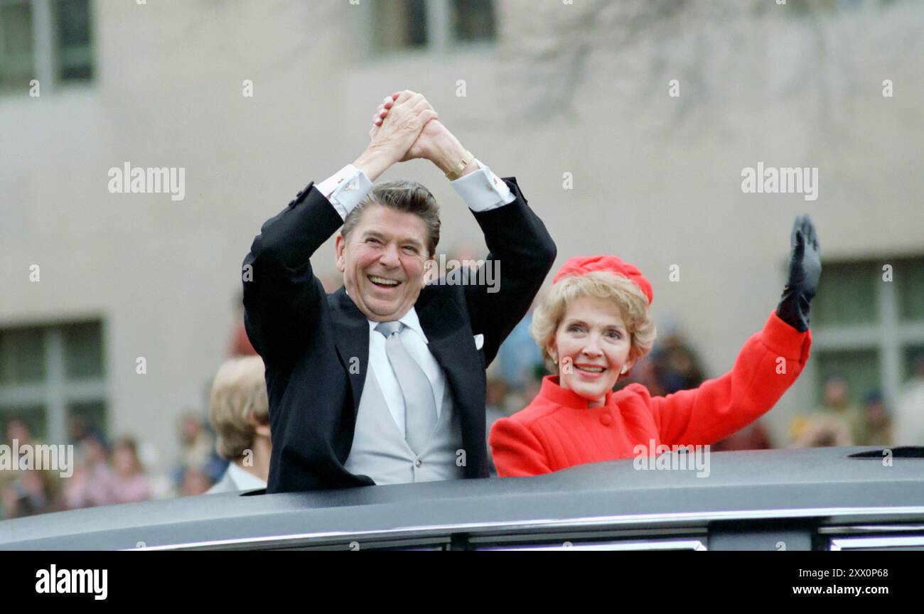 Präsident Reagan und Nancy Reagan winkten während der Eröffnungsparade in Washington DC am 20. Januar 1981 aus der Limousine Stockfoto