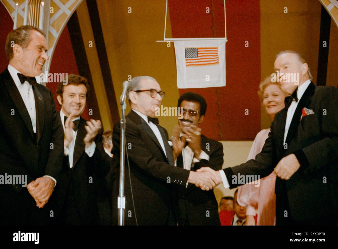 Präsident Richard Nixon und Pat Nixon auf der Bühne des Abendessens im Weißen Haus für die von der nordvietnamesischen Regierung zurückgekehrten amerikanischen Kriegsgefangenen. Auf der Bühne mit Präsident Nixon und Mrs. Nixon sind Sänger Vic Damone, Comedian Bob Hope, Songwriter Irving Berlin und Sänger-Schauspieler-Tänzer Sammy Davis Jr. Mai 1973. Stockfoto