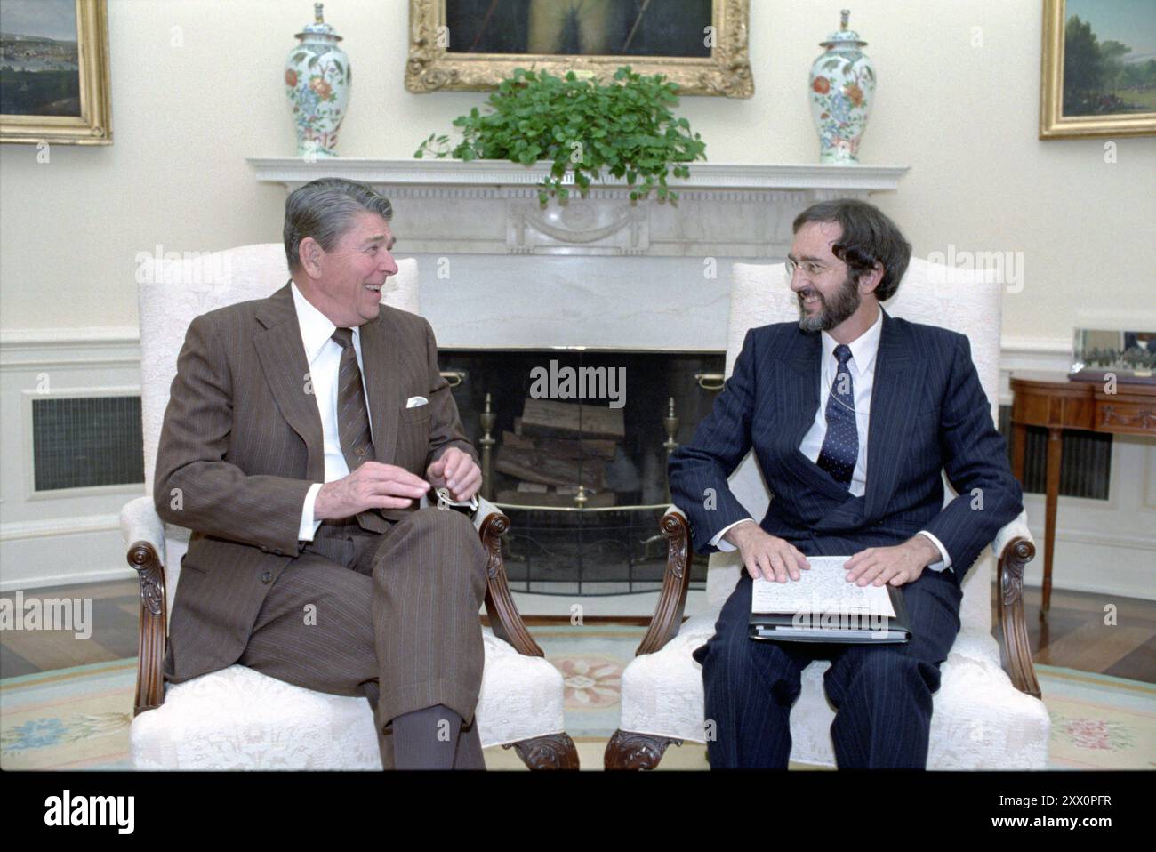 Präsident Reagan trifft sich mit Edmund Morris im Oval-Amt. September 1987 Stockfoto
