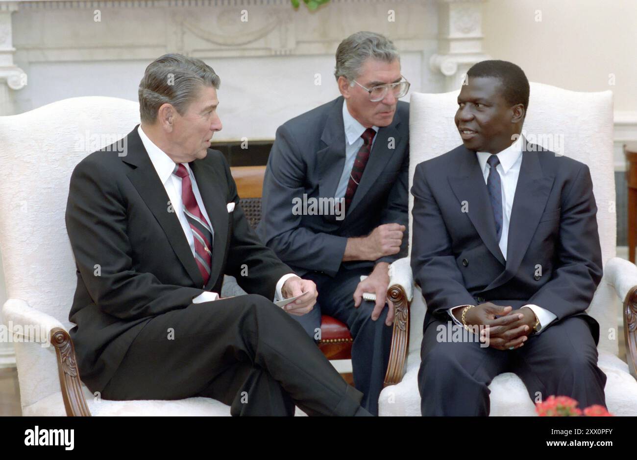 Treffen von Präsident Reagan mit Präsident Joao Vieira aus Guinea-Bissau im Oval Office. Oktober 1988 Stockfoto