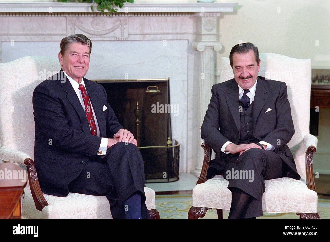 Arbeitsbesuch des argentinischen Präsidenten Alfonsin, Fotogelegenheit mit Präsident Reagan im Oval-Amt. November 1986 Stockfoto