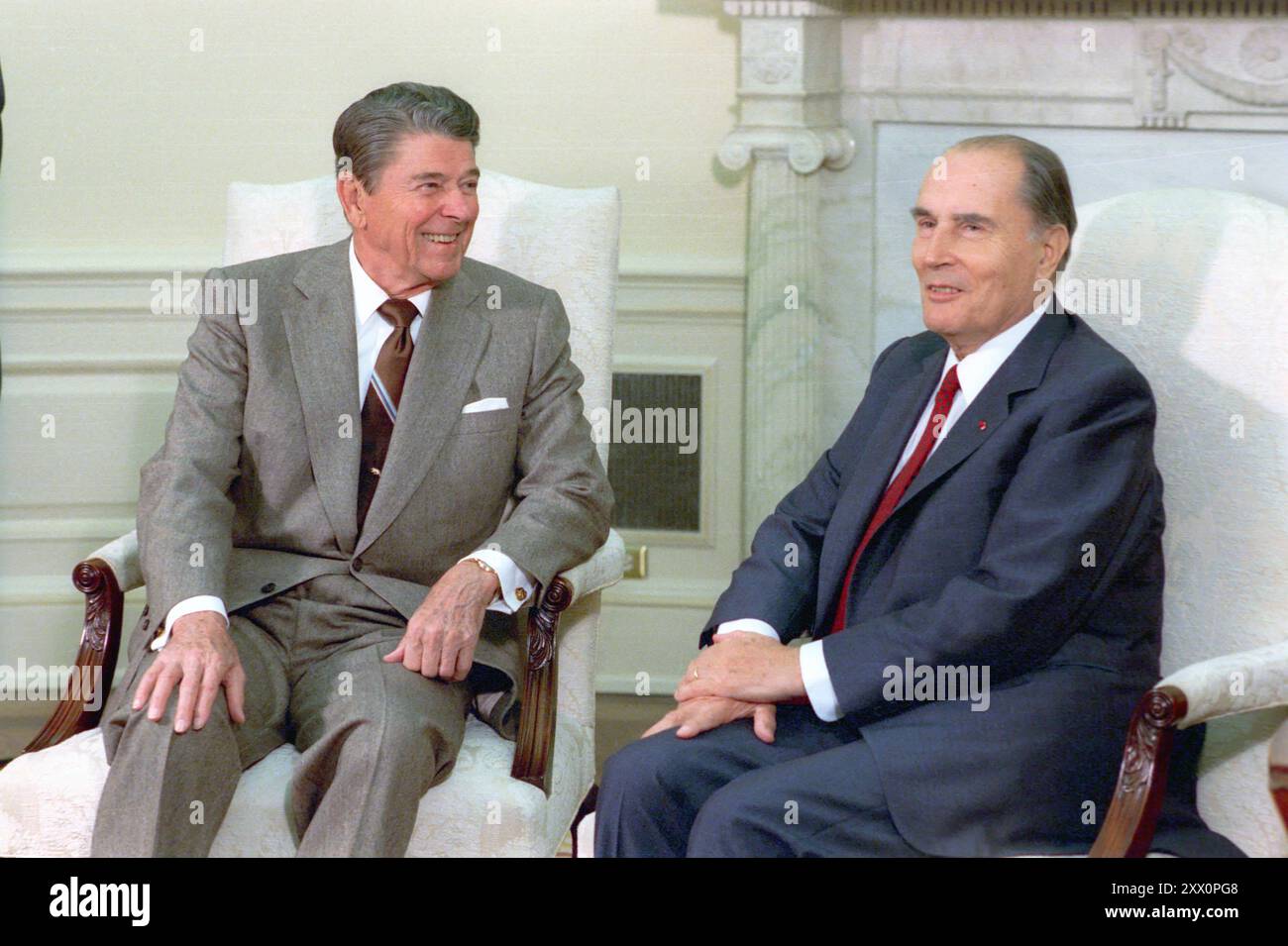 Präsident Reagan Francois Mitterrand Arbeitsbesuch von Präsident Mitterrand von Frankreich Oval Office Meeting. September 1988 Stockfoto