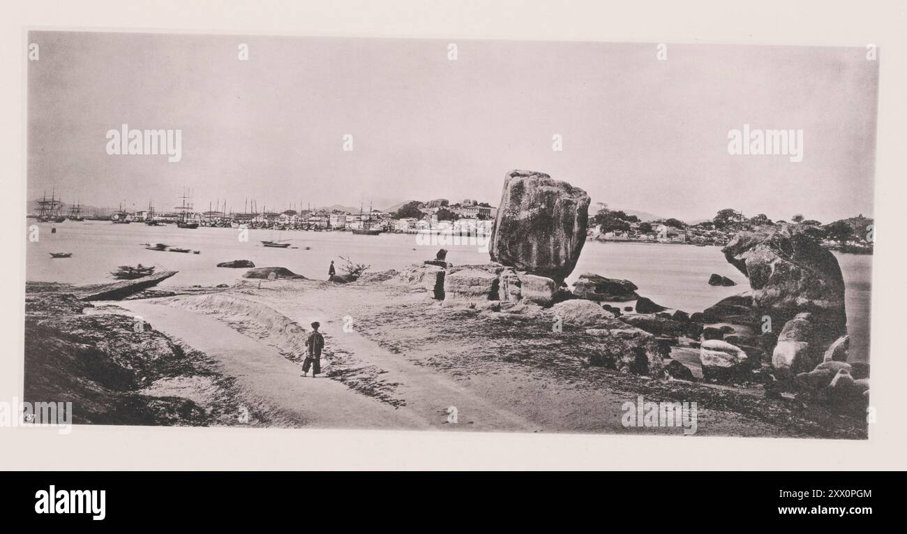 Vintage-Foto von Kulangsu (Gulangyu). Illustrations of Qing China, 1875 die Insel Kulangsu (Gulangyu) in der Provinz Fukien ist Teil der westlichen Grenze des Hafens von Amoy und zeigt ein malerisches Aussehen, wenn man sie von den Granithöhen der gegenüberliegenden Insel Amoy betrachtet. Gulangyu ist eine Fußgängerinsel vor der Küste von Xiamen in der Provinz Fujian im Südosten Chinas. Die Insel, die zum UNESCO-Weltkulturerbe gehört, ist etwa 2 km2 (0,77 Quadratmeilen) groß und wird mit einer 8-minütigen Fahrt mit der Fähre von der Innenstadt Xiamen erreicht. Stockfoto