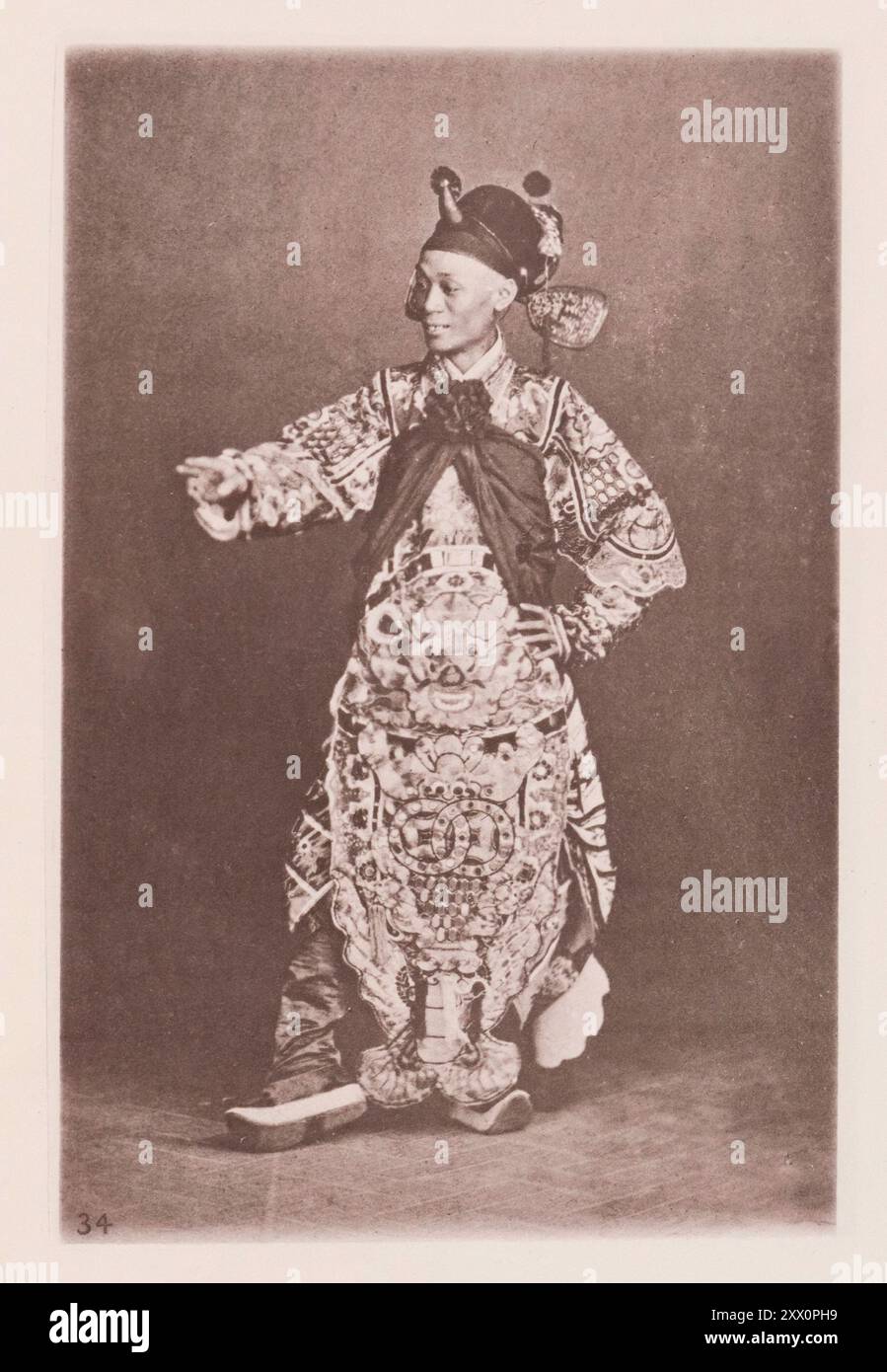 Vintage-Foto chinesischer Schauspieler. Illustrations of Qing China, 1875 Foto zeigt Kleider aus derselben Epoche. Die dramatischen Partien, die den Frauen zugewiesen sind, werden mit einer schrillen Stimme gesungen, während der Ton des Mannes dem dargestellten Charakter angepasst ist. Diese Besonderheit hat für chinesische Theaterstücke den englischen Taubennamen „Sing-Song“ erhalten. Das Theater und die dramatischen Darbietungen werden in China als Mittel der Unterhaltung während der Festtage geschätzt. Chinesische Schauspieler sind, wenn sie populär sind, gut bezahlt. Sie müssen jedoch Männer von beträchtlicher Fähigkeit sein, begabt mit zurückhaltenden Erinnerungen, Stockfoto