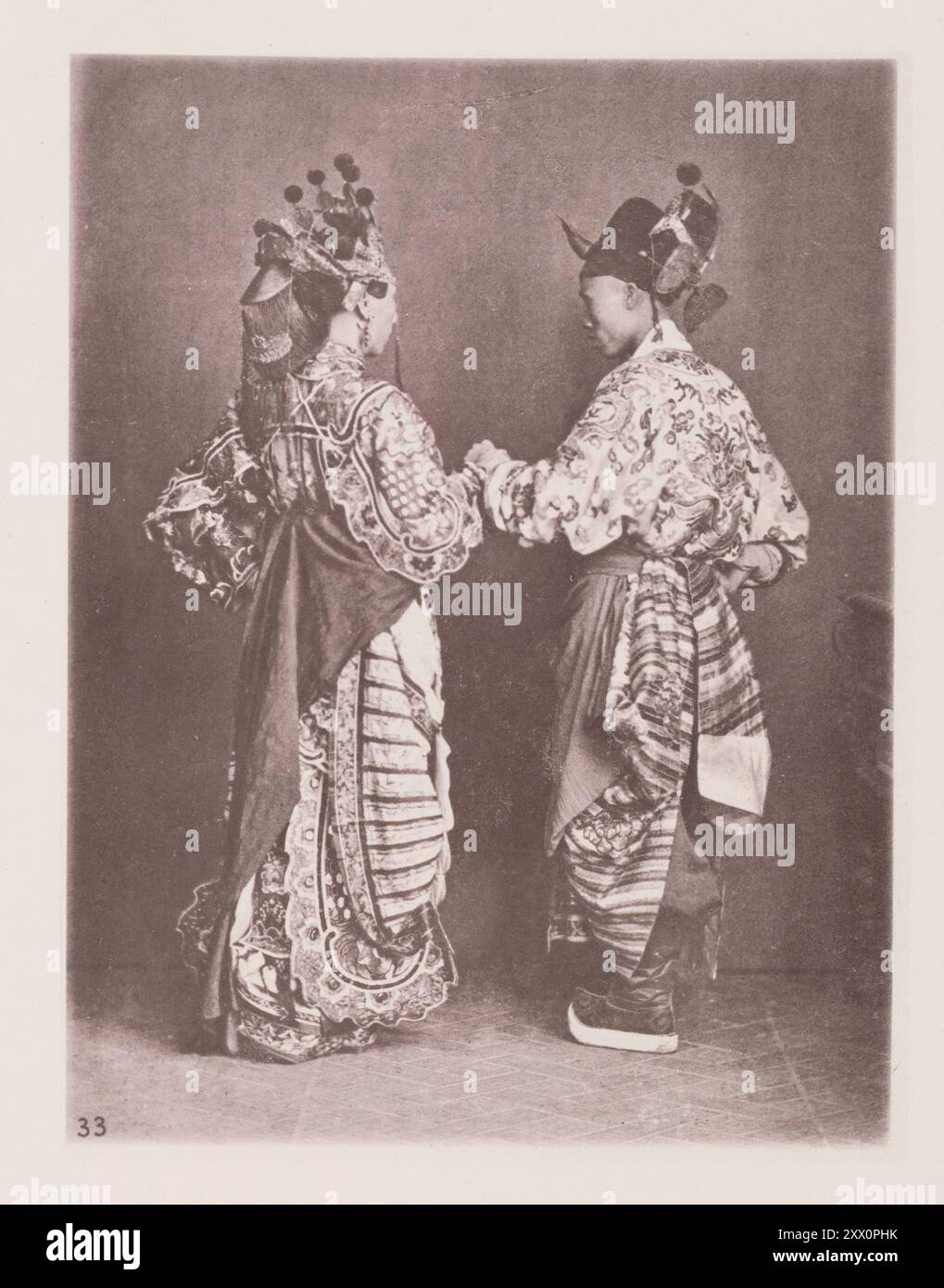Vintage-Foto chinesischer Schauspieler. Illustrations of Qing China, 1875 Foto zeigt Schauspieler, die als Braut und Bräutigam bekleidet sind, in dem Kostüm, das der Mings zugeschrieben wird. Das Theater und die dramatischen Darbietungen werden in China als Mittel der Unterhaltung während der Festtage geschätzt. Chinesische Schauspieler sind, wenn sie populär sind, gut bezahlt. Sie müssen jedoch Männer von beträchtlicher Fähigkeit sein und mit zurückhaltenden Erinnerungen begabt sein, denn wenn sie zu einem Festmahl aufgerufen werden, ist es üblich, dass ein beliebter Gast einen aus einer Partitur oder zwei von Palys auswählt, um dann und da zu sein Stockfoto Vintage-Foto chinesischer Schauspieler. Illustrations of Qing China, 1875 Foto zeigt Schauspieler, die als Braut und Bräutigam bekleidet sind, in dem Kostüm, das der Mings zugeschrieben wird. Das Theater und die dramatischen Darbietungen werden in China als Mittel der Unterhaltung während der Festtage geschätzt. Chinesische Schauspieler sind, wenn sie populär sind, gut bezahlt. Sie müssen jedoch Männer von beträchtlicher Fähigkeit sein und mit zurückhaltenden Erinnerungen begabt sein, denn wenn sie zu einem Festmahl aufgerufen werden, ist es üblich, dass ein beliebter Gast einen aus einer Partitur oder zwei von Palys auswählt, um dann und da zu sein Stockfoto