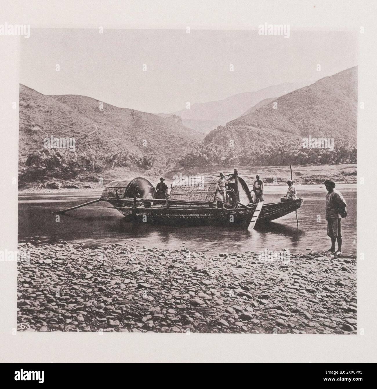 Vintage-Foto eines kleinen Schnellbootes. Illustrations of Qing China, 1875 '... die auf dem Foto dargestellte Szene wurde etwa 100 Meilen über Foochow aufgenommen und zeigt das Boot, mit dem ich den Fluss Min für eine Entfernung von etwa 260 Meilen von seiner Mündung bestieg, so wie die Stadt Yenping. Das Boot ist stark gebaut und hat so fast wie möglich einen flachen Boden. Sein Rahmen ist aus hartem Holz, mit Kiefern bepflanzt, ein Baum, der auf den Hügeln dieses Teils von Fukien reichlich wächst." Stockfoto