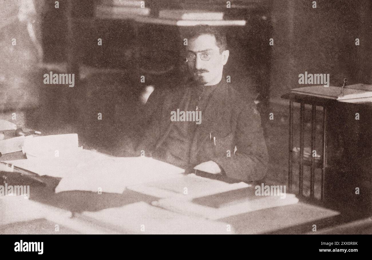 Vintage-Foto von Nikolai Podwoisky. Ehemaliger Volkskommissar für militärische Angelegenheiten. 1917-1919 war Nikolai Iljitsch Podwoiski (1880–1948) ein russischer bolschewistischer Revolutionär, sowjetischer Staatsmann und erster Volkskommissar für Militär- und Marineangelegenheiten der Russischen SFSR. Er spielte eine große Rolle in der Russischen Revolution von 1917 und schrieb viele Artikel für die sowjetische Zeitung Krasnaja Gazeta. Er schrieb auch eine Geschichte der bolschewistischen Revolution, die den Fortschritt der russischen Revolution beschreibt. Stockfoto