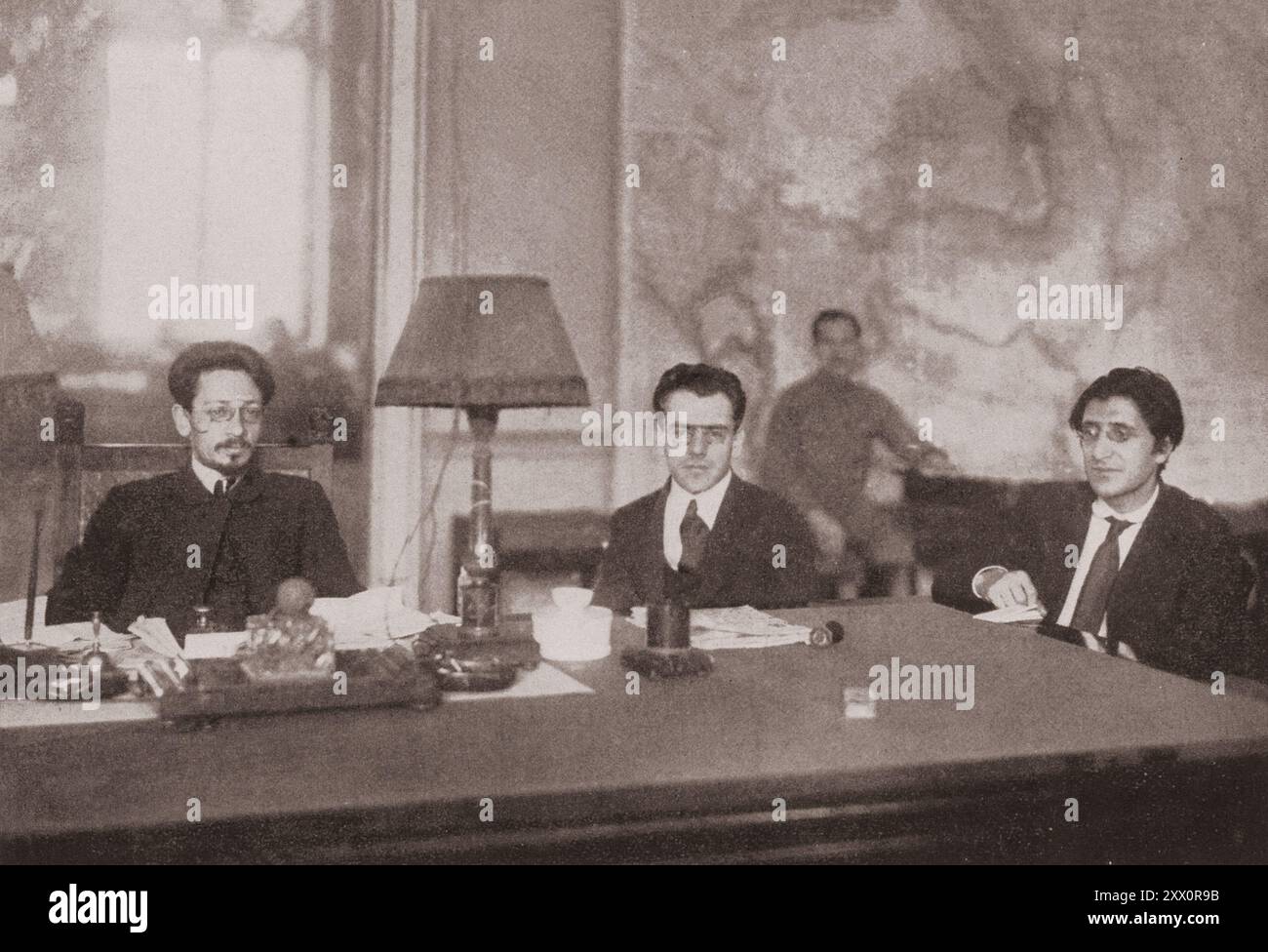 Vintage-Foto von Mitgliedern des Zentralen Exekutivkomitees der Sowjets. (Von links), Präsident Jakow Swerdlow; Sekretäre Grigori Smolyansky und Varlam Awanesov. 1917-1919 Stockfoto