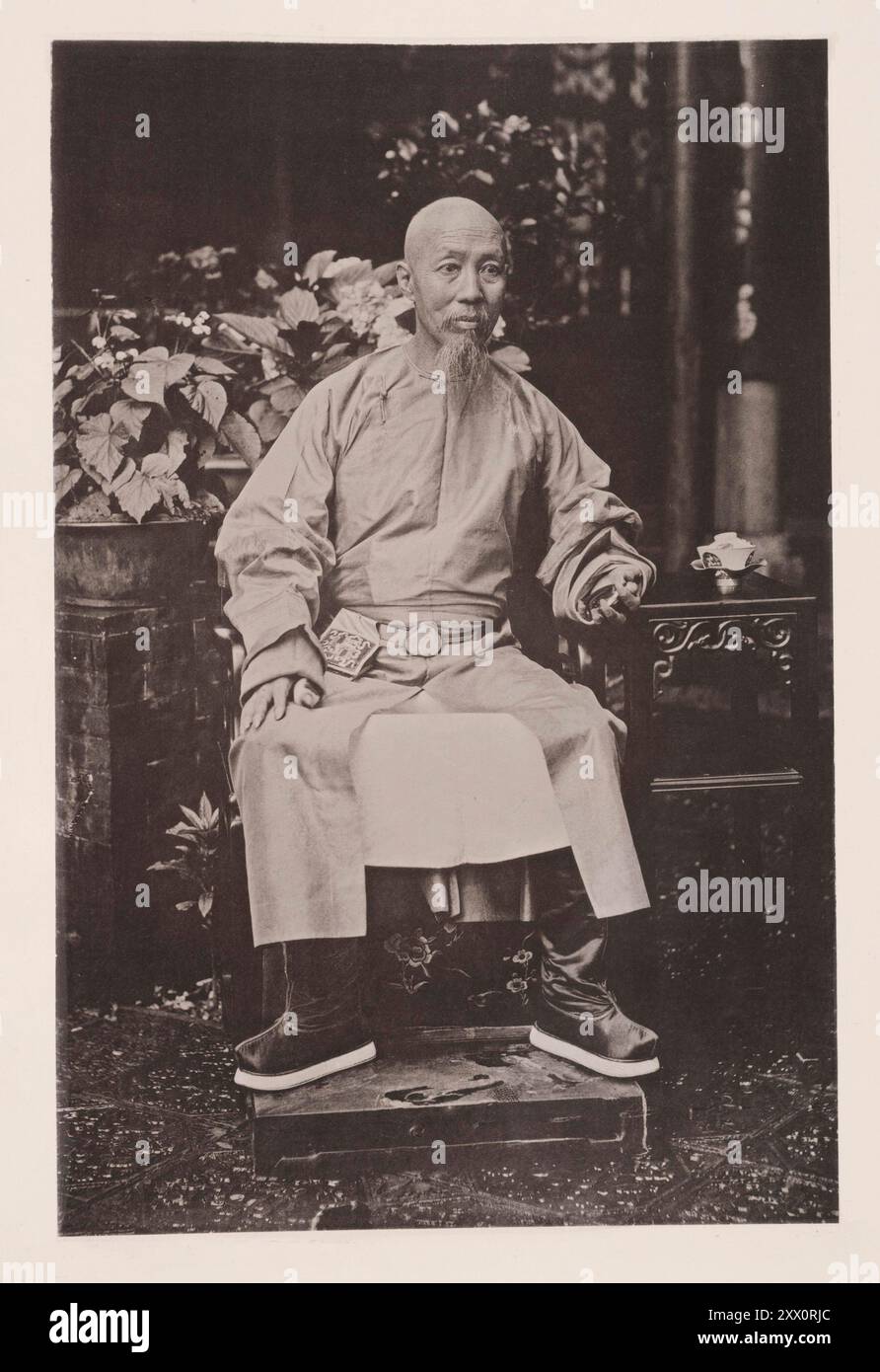 Vintage-Foto von Jui-Lin, Generalgouverneur der beiden Kwang-Provinzen. Illustrations of Qing China, 1875 der Generalgouverneur (Jui-Lin) der Provinzen Kwang-tung und Kwang-si, der von seinem Wohnort aus Vizekönig des Kantons genannt wird, gehört zu den höchsten Würdenträgern des chinesischen Reiches, und gleichzeitig ist es vielleicht von allen chinesischen Beamten die bekannteste unter den Europäern. Als Mandschu von Geburt an wurde er in jungen Jahren in öffentlichen Funktionen in der Hauptstadt angestellt, und nachdem er die Gunst des Kaisers Tao Kwang erlangt hatte, stieg er zu hoher Beschäftigung auf, Stockfoto