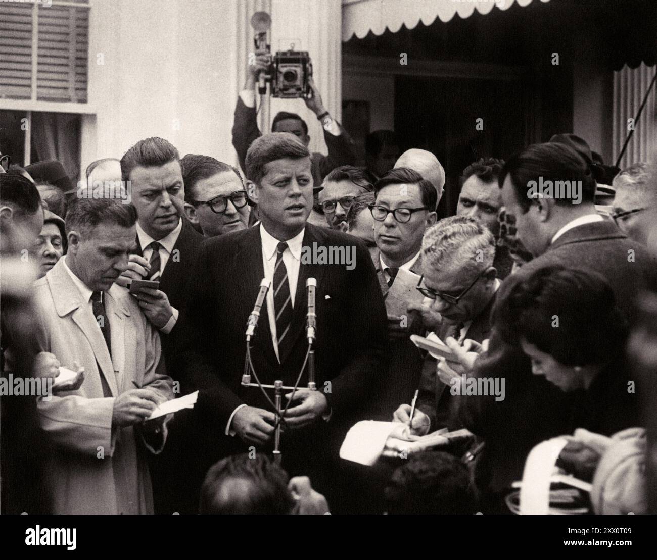 Der designierte Präsident John F. Kennedy spricht mit Reportern, 6. Dezember 1960 der designierte Präsident John F. Kennedy spricht mit Pressevertretern außerhalb des Weißen Hauses über ein Treffen mit Präsident Dwight D. Eisenhower. Zu den abgebildeten Reportern gehören: Washington Korrespondent der Guy Gannett Publishing Company of Maine, May Craig; White House Korrespondent der National Broadcasting Company (NBC), Sander Vanocur. Eingang Westflügel, Weißes Haus, Washington, D.. C Stockfoto