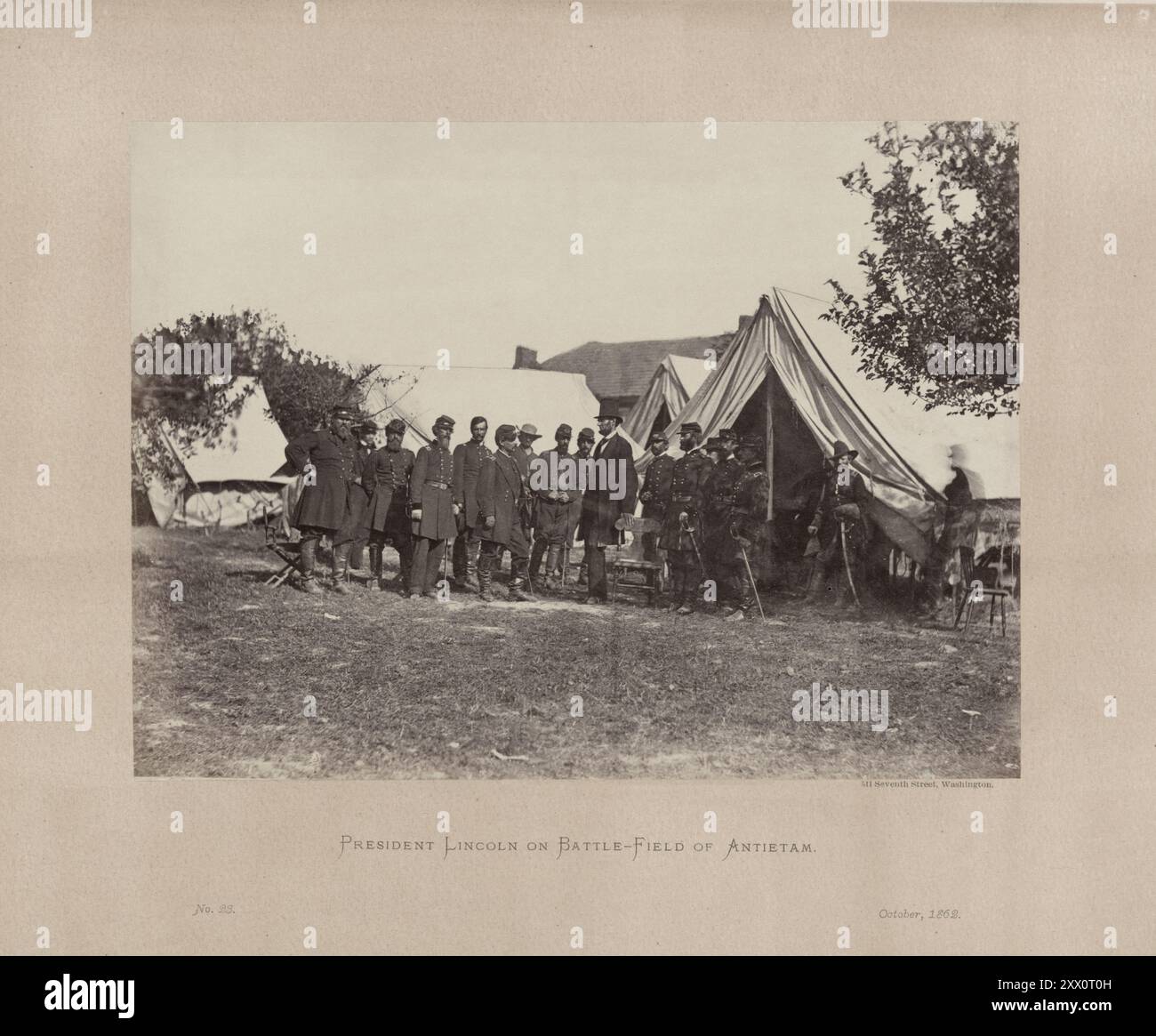 Vintage-Foto von Präsident Lincoln auf dem Schlachtfeld von Antietam. USA, Oktober 1862 fotografisches Skizzenbuch des Krieges. 1866 Stockfoto