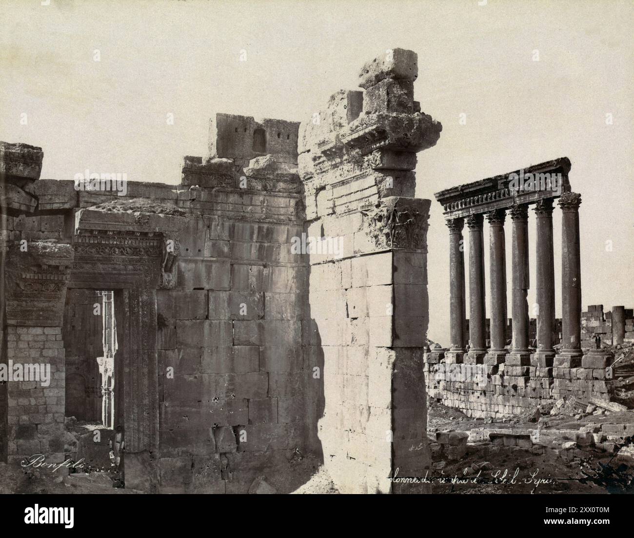 Vintage-Foto des Tempels von Bacchus mit Säulen des Sonnentempels im Hinterland, Baalbek, Libanon. Von Maison Bonfils, Fotograf zwischen 1867 und 1899 Stockfoto