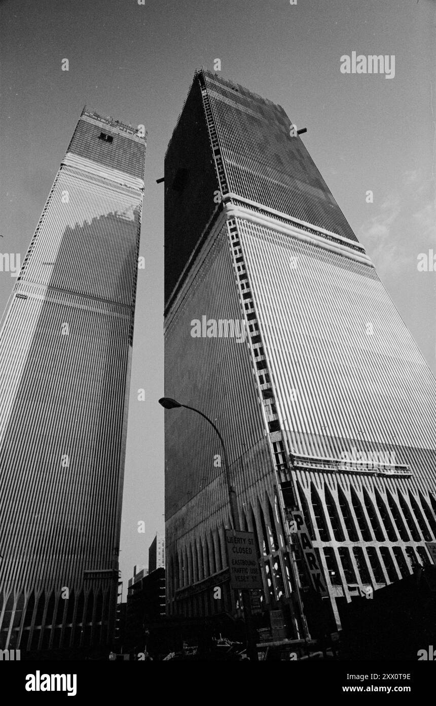 Retro-Ansicht des New World Trade Center. USA, New York City. 12. Januar 1971. Von Thomas O'Halloran. Das Foto zeigt die Twin Towers des World Trade Center in New York City aus einem dramatischen Blickwinkel. Stockfoto
