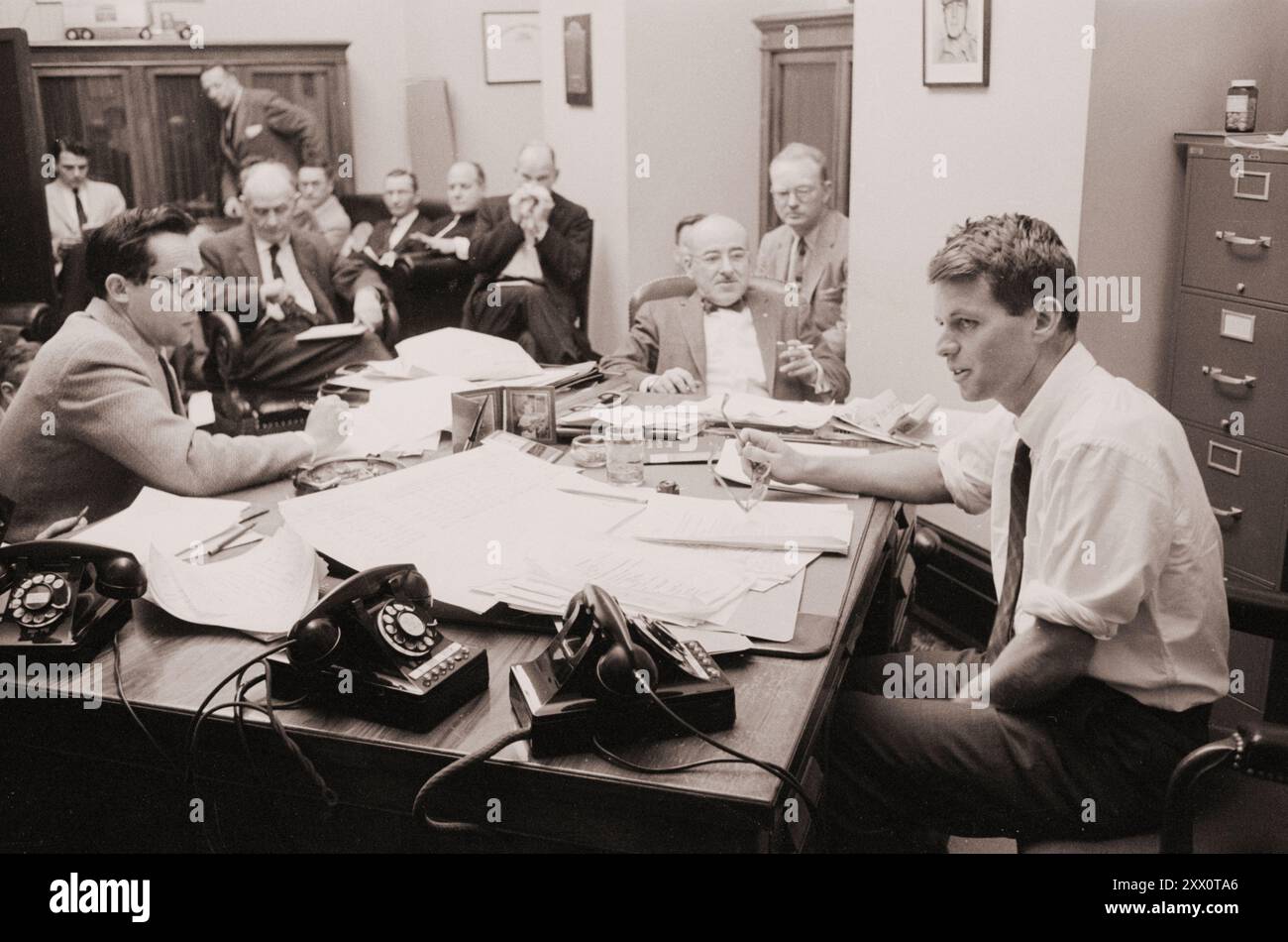 Vintage-Phto von Robert Francis Kennedy Chief Counsel des McClellan Committee des US-Senats, in dem die Presse über Graft in Operating Engineers Union, Washington, D.C. USA, am 20. Januar 1958 informiert wurde. Von W.K. Leffler Stockfoto