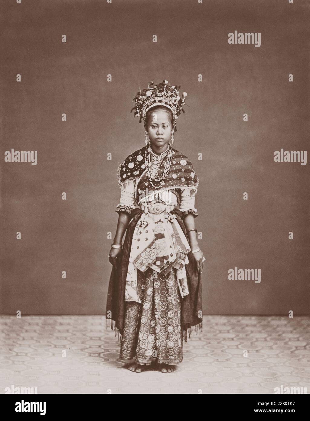 Vintage-Foto von Tänzer mit einer Gruppe wandernder Puppenspieler in Batavia. Indonesien, 1872. Stockfoto