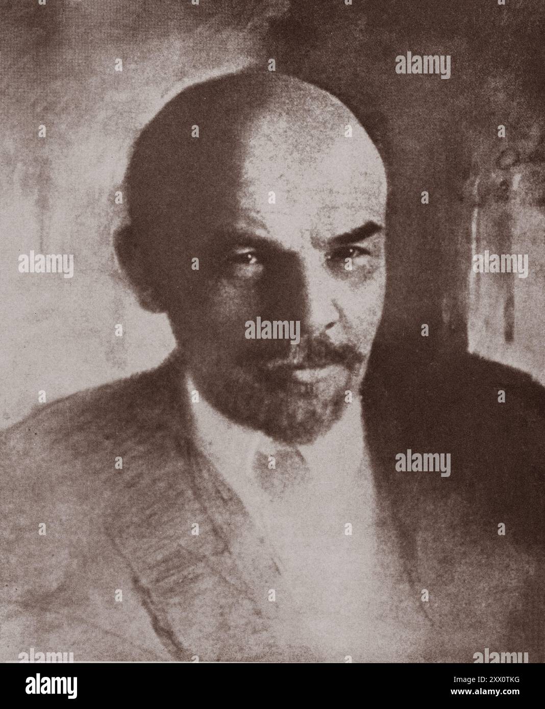Vintage-Foto von Vladimir Lenin. 1917-1919 Wladimir Iljitsch Uljanow (1870–1924), besser bekannt unter seinem Pseudonym Lenin, war ein russischer Revolutionär, Politiker und politischer Theoretiker. Von 1917 bis 1924 war er Regierungschef in Sowjetrussland und von 1922 bis 1924 in der Sowjetunion. Unter seiner Regierung wurde Russland und dann die Sowjetunion zu einem kommunistischen Einparteienstaat, der von der russischen Kommunistischen Partei regiert wurde. Stockfoto