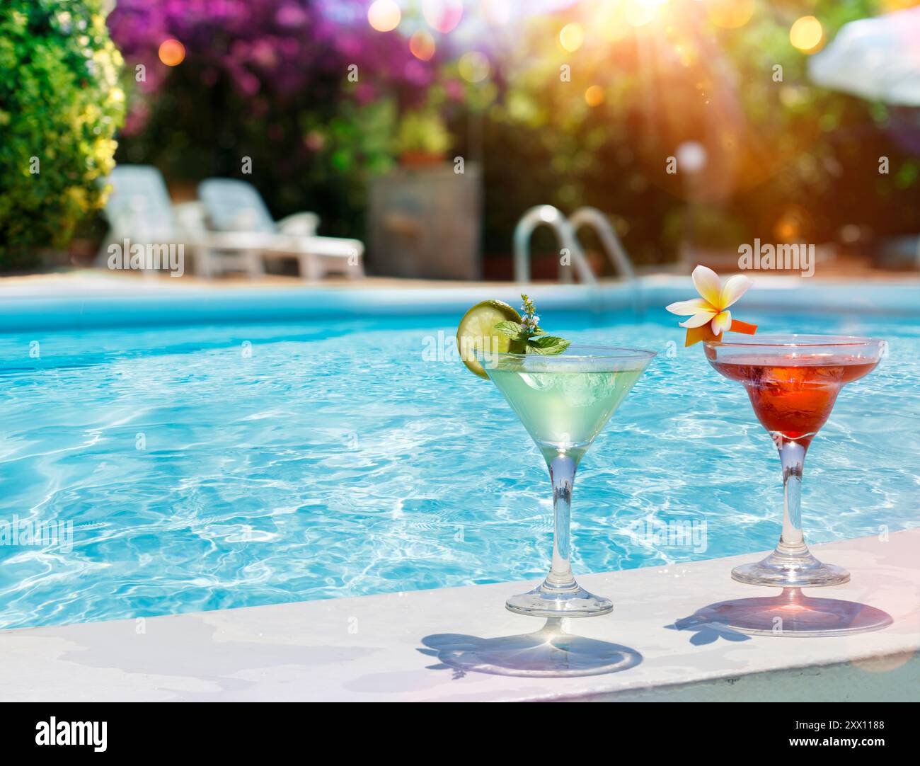 Cocktail Im Pool - Erfrischung Im Resort - Mojito Und Cosmopolitan In Gläsern Stockfoto