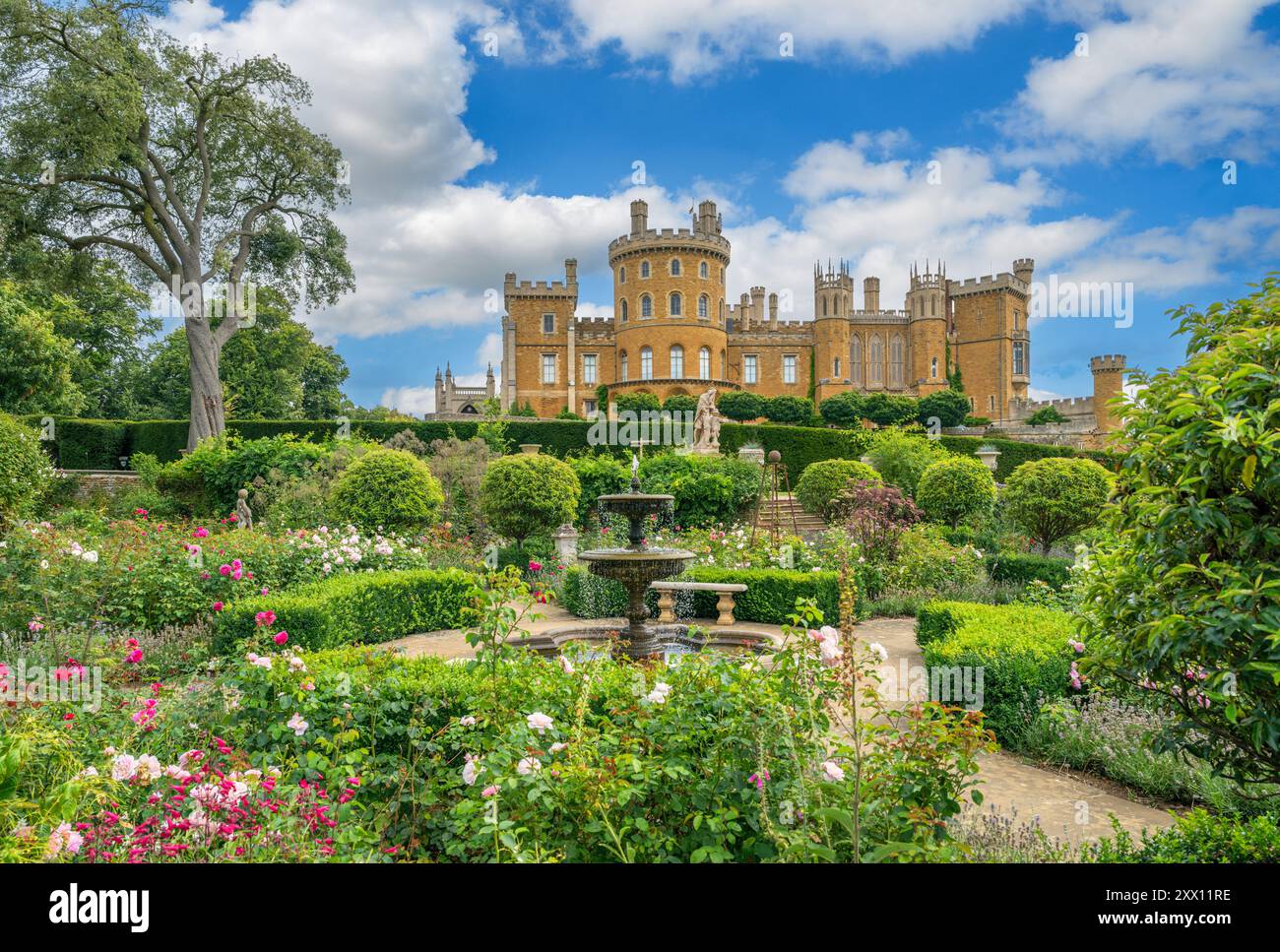 Belvoir Castle aus dem Rosengarten, Leicestershire, England, Großbritannien Stockfoto