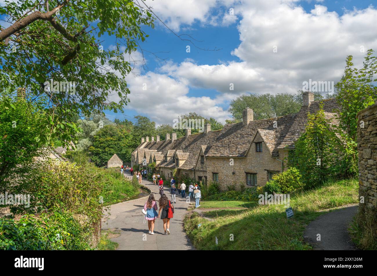 Touristen in Arlington Row, Bibury, Gloucestershire, England, Großbritannien Stockfoto