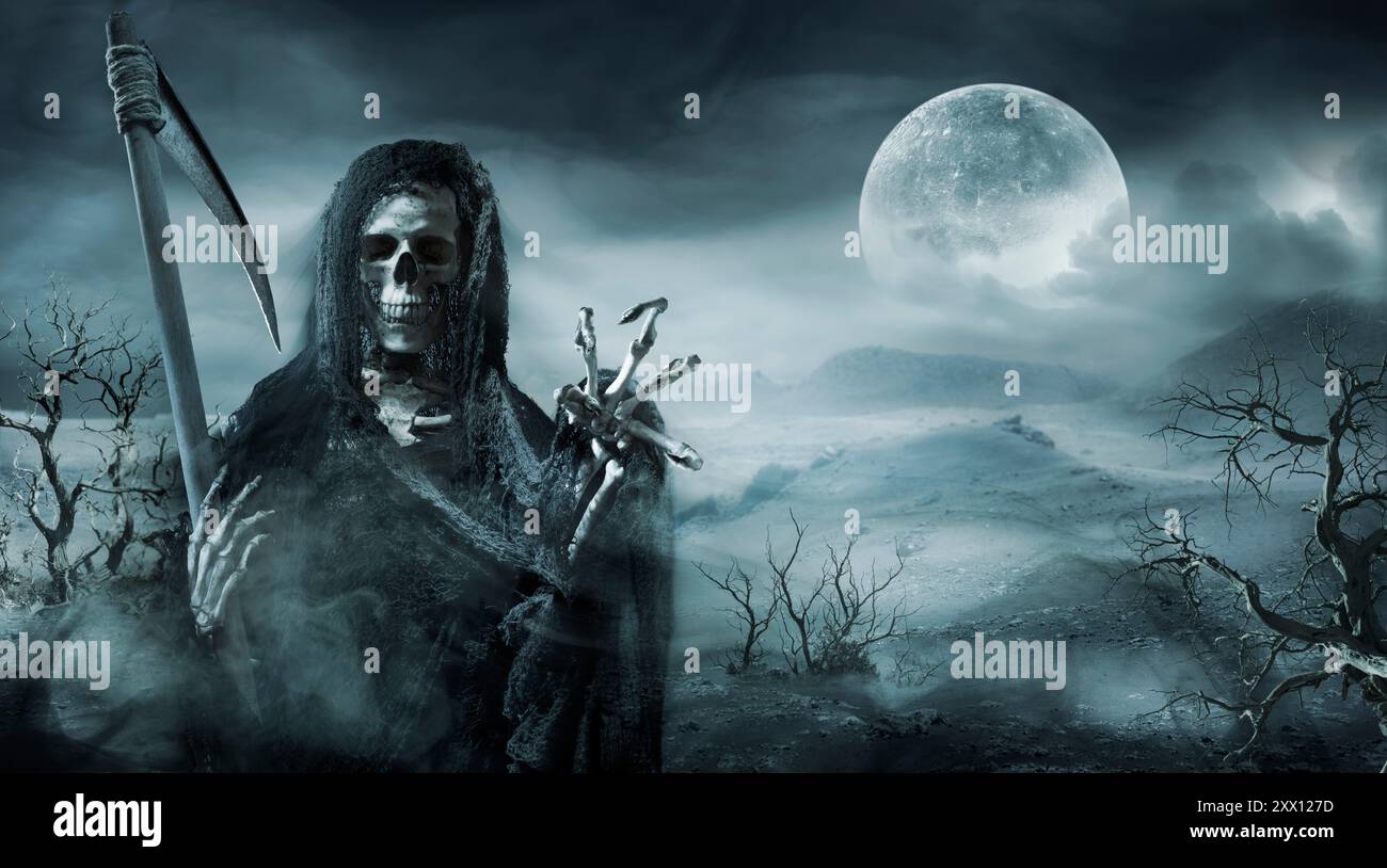 Grim Reaper erscheint aus Black Smoke in Einem kargen Land des Todes mit Halloween Moon Stockfoto
