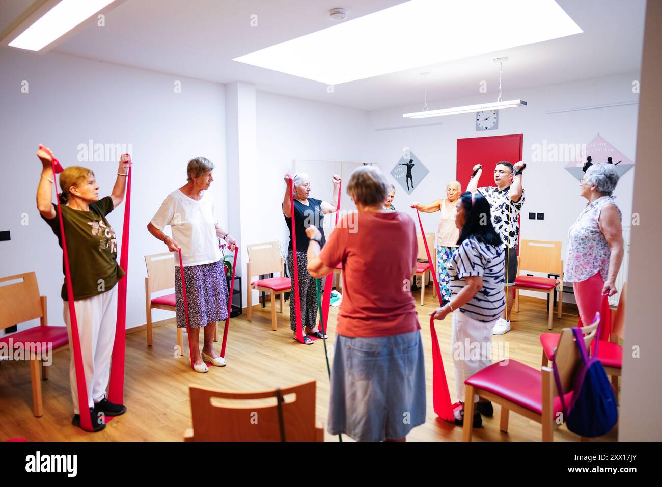 THEMENBILD - Projekt "Bild der Zukunft": Illustration zu den Themen WÄRME/SOMMER/KLIMAWANDEL/KLIMAERWÄRMUNG/RENTNER/SENIOREN/ALTERNDES ZUHAUSE. Das Foto wurde am 12. Juli 2024 aufgenommen. In einem gekühlten Raum, in einem Seniorenwohnheim in Wien, Österreich. - 20240712 PD3967 Credit: APA-PictureDesk/Alamy Live News Stockfoto