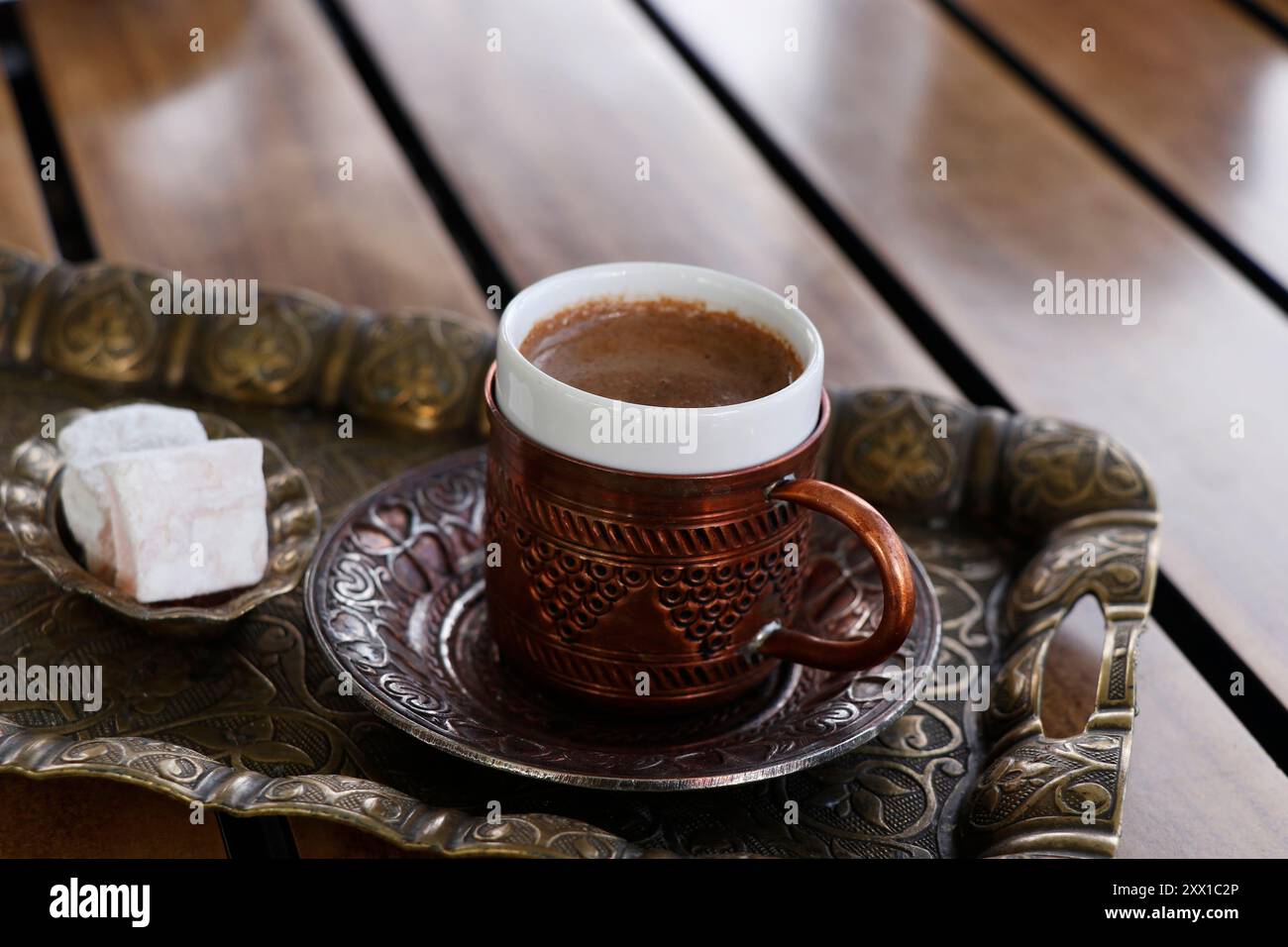 Traditioneller türkischer Kaffee in Nahaufnahme auf dem Tisch Stockfoto