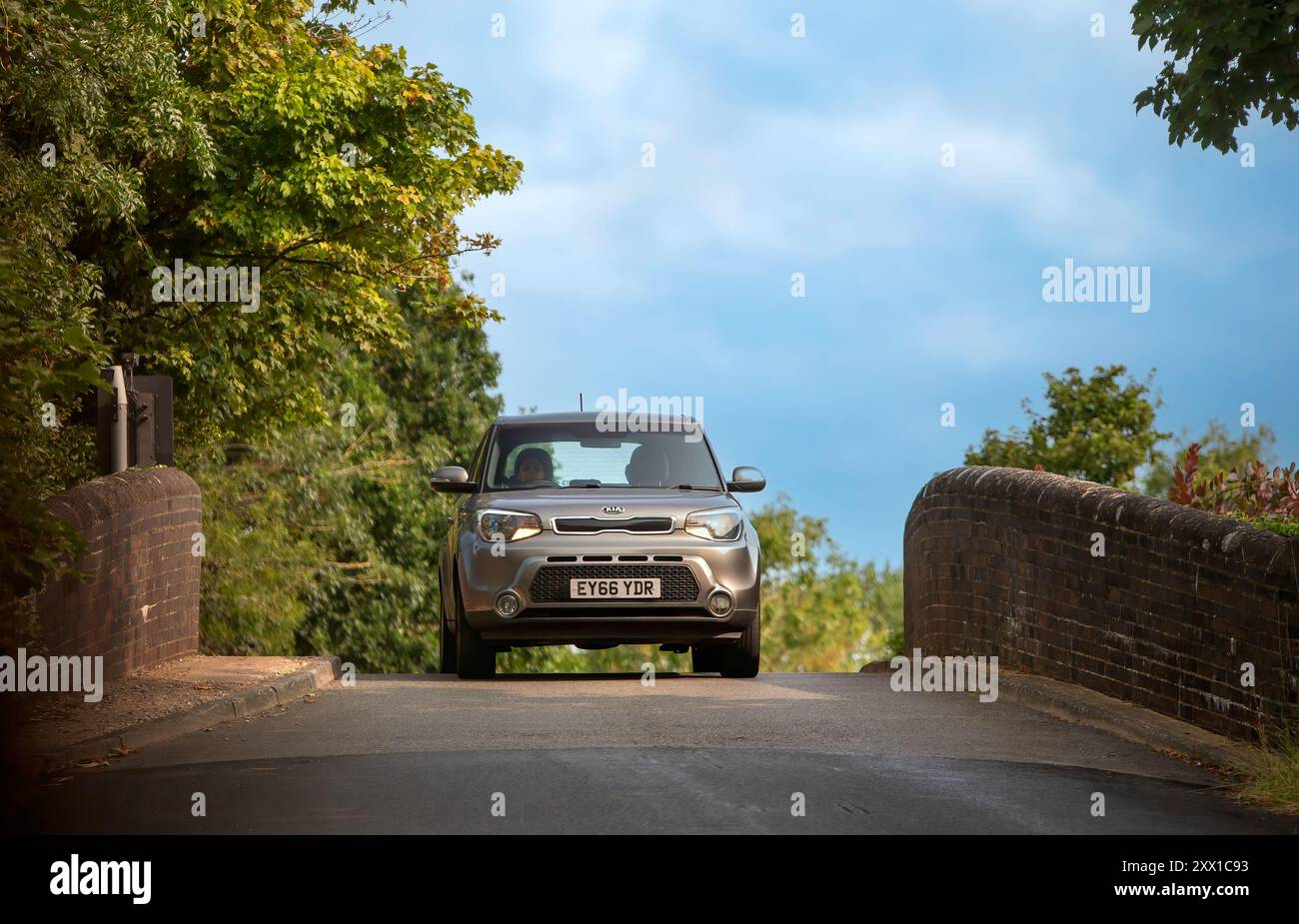 Milton Keynes, UK-Aug 17th 2024: 2016 Dieselmotor Kia Soul Auto fährt auf einer englischen Straße. Stockfoto